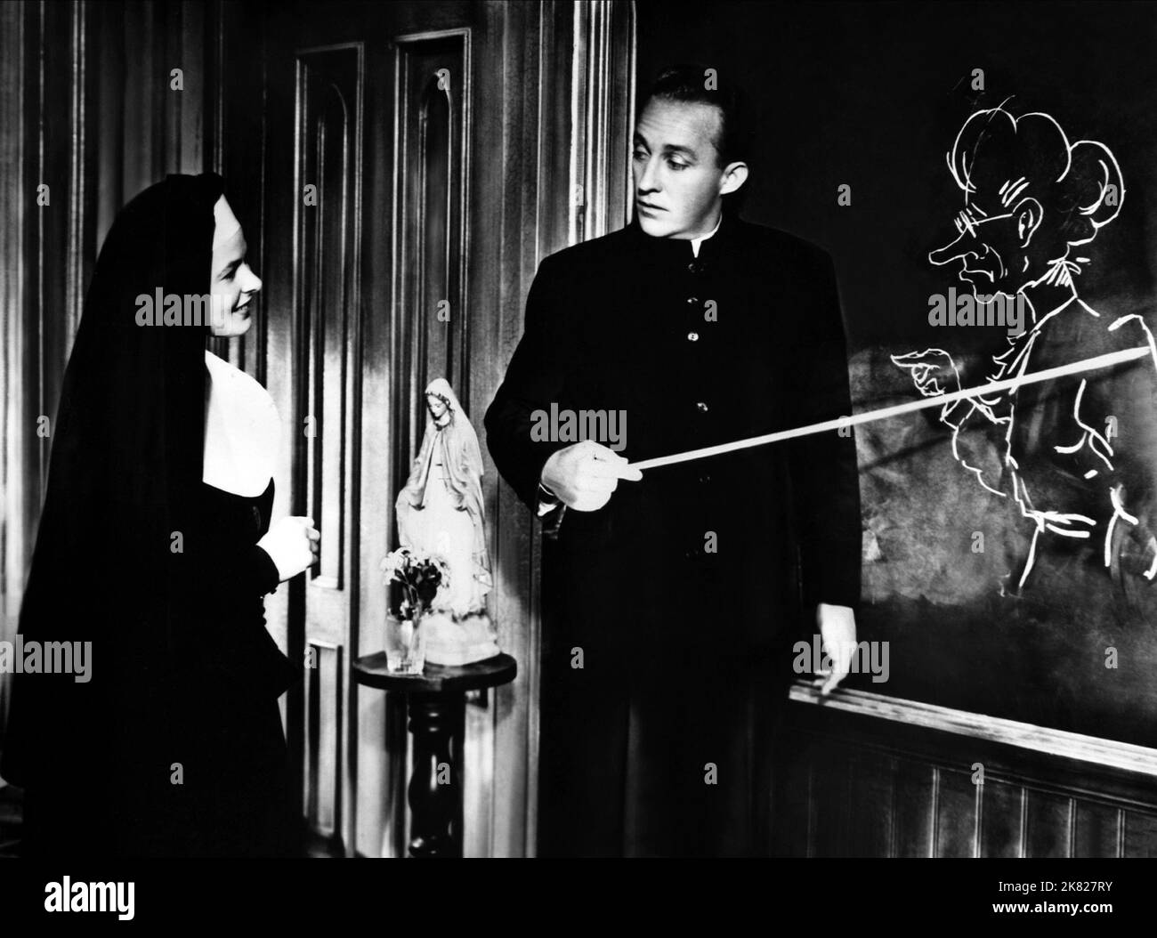 Ingrid Bergman & Bing Crosby film les cloches de Mary'S (1945) personnages : soeur Mary Benedict, Père Chuck O'Malley réalisateur : Leo McCarey 06 décembre 1945 **AVERTISSEMENT** cette photographie est à usage éditorial exclusif et est la propriété de RKO et/ou du photographe assigné par la société de production et ne peut être reproduite que par des publications en liaison avec la promotion du film ci-dessus. Un crédit obligatoire à RKO est requis. Le photographe doit également être crédité lorsqu'il est connu. Aucune utilisation commerciale ne peut être accordée sans autorisation écrite de The film Company. Banque D'Images