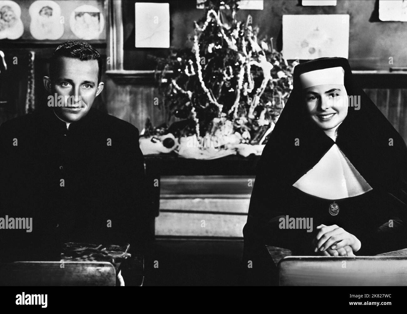 Bing Crosby & Ingrid Bergman film les cloches de Mary'S (1949) personnages : Père Chuck O'Malley, soeur Mary Benedict réalisateur : Leo McCarey 06 décembre 1945 **AVERTISSEMENT** cette photographie est à usage éditorial exclusif et est la propriété de RKO et/ou du photographe assigné par le film ou la société de production et ne peut être reproduite que par des publications en liaison avec la promotion du film ci-dessus. Un crédit obligatoire à RKO est requis. Le photographe doit également être crédité lorsqu'il est connu. Aucune utilisation commerciale ne peut être accordée sans autorisation écrite de The film Company. Banque D'Images