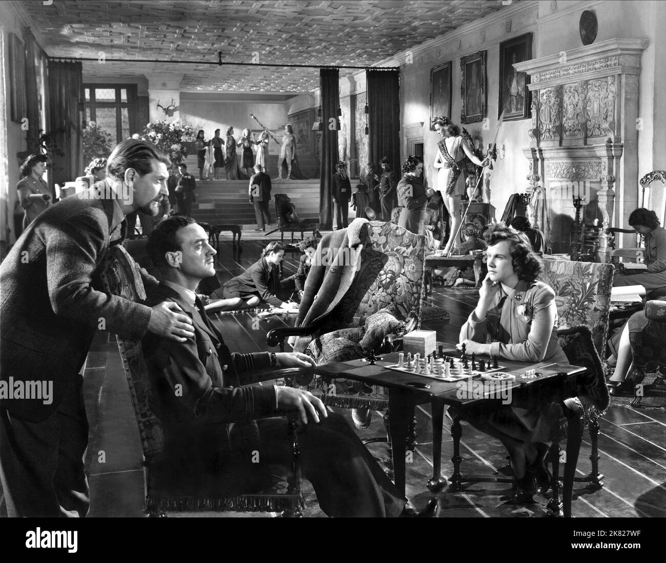 Roger Livesey, David Niven & Kim Hunter film: A Matter of Life and Death; Stairway to Heaven (1949) personnages: Doctor Frank Reeves, Peter carter, June Director: Michael Powell, Emeric Pressburger 01 novembre 1946 **AVERTISSEMENT** cette photographie est destinée à un usage éditorial exclusif et est le droit d'auteur du GRADE et/ou du photographe attribué par la Société de film ou de production et ne peut être reproduite que par des publications dans le cadre de la promotion du film ci-dessus. Un crédit obligatoire pour LE RANG est requis. Le photographe doit également être crédité lorsqu'il est connu. Aucune utilisation commerciale ne peut être accordée sans wri Banque D'Images