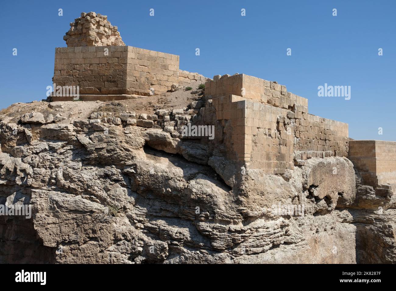 Le château de Şanlıurfa, ou château d'Urfa en bref, est un château qui surplombe le centre-ville de Şanlıurfa (anciennement Edessa), en Turquie. Banque D'Images