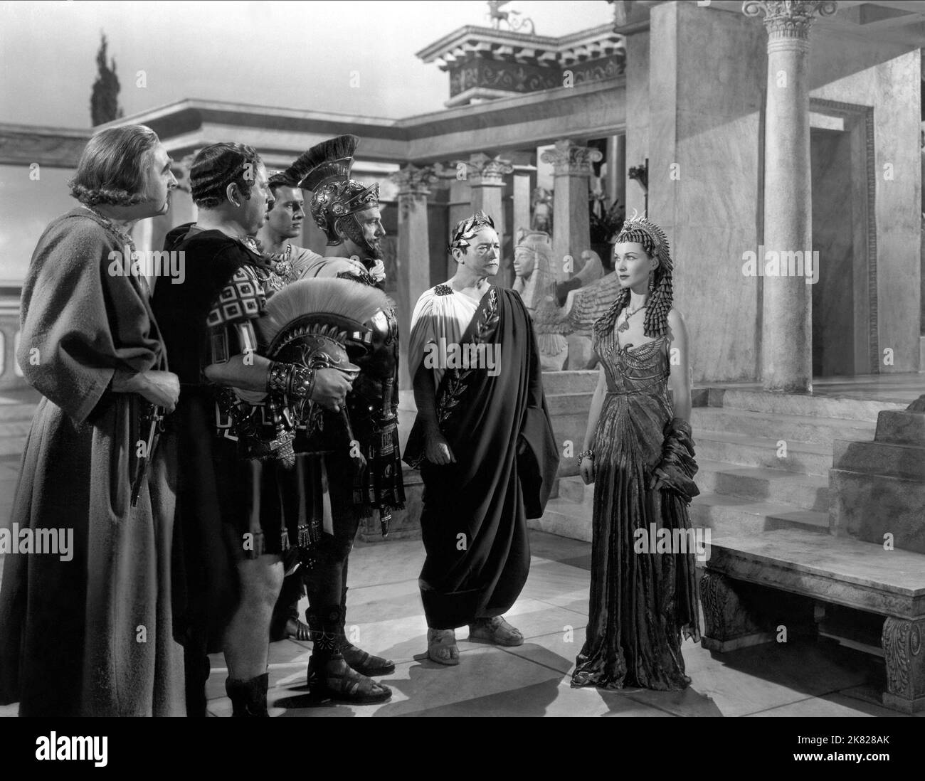 Cecil Parker, Basil Sydney, Stewart Granger, Raymond Lovell, Claude Rins & Vivien Leigh film: Caesar and Cleopatra (1945) personnages: Britannis, Rufio, Apollodorus, Lucius Septimus, Julius Caesar, Cleopatra Directeur: Gabriel Pascal 11 décembre 1945 **AVERTISSEMENT** cette photo est destinée à un usage éditorial exclusif et est le copyright des DISTRIBUTEURS EAGLE-LION LIMITED et/ou du photographe assigné par la Société de film ou de production et ne peut être reproduite que par des publications en conjonction avec la promotion du film ci-dessus. Un crédit obligatoire pour LES DISTRIBUTEURS EAGLE-LION LIMITED est requis. Le Pho Banque D'Images