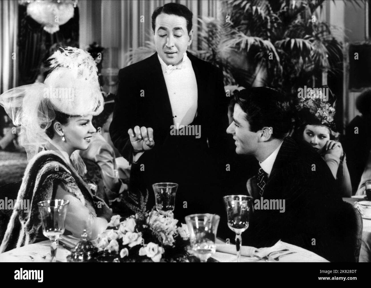 Judy Garland, Jules Munshin et Peter Lawford film: Pâques Parade (1948) personnages: Hannah Brown, Headwaiter François, Jonathan Harrow III Directeur: Charles Walters 07 juillet 1948 **AVERTISSEMENT** cette photographie est destinée à un usage éditorial exclusif et est le droit d'auteur de la Société du film et/ou du photographe assigné par la Société du film ou de la production et ne peut être reproduite que par des publications dans le cadre de la promotion du film ci-dessus. Un crédit obligatoire pour la société de film est requis. Le photographe doit également être crédité lorsqu'il est connu. Aucune utilisation commerciale ne peut être accordée sans autorisation écrite Banque D'Images