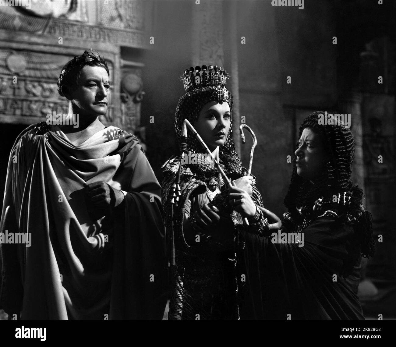 Claude Rins, Vivien Leigh & Flora Robson film: Caesar and Cleopatra (1945) personnages: Julius Caesar, Cleopatra, Ftatateeta Directeur: Gabriel Pascal 11 décembre 1945 **AVERTISSEMENT** cette photo est destinée à un usage éditorial exclusif et est protégée par les droits d'auteur des DISTRIBUTEURS EAGLE-LION LIMITED et/ou du photographe assigné par la Société de film ou de production et ne peut être reproduite que par des publications en conjonction avec la promotion du film ci-dessus. Un crédit obligatoire pour LES DISTRIBUTEURS EAGLE-LION LIMITED est requis. Le photographe doit également être crédité lorsqu'il est connu. Aucune utilisation commerciale ne peut être accordée avec Banque D'Images