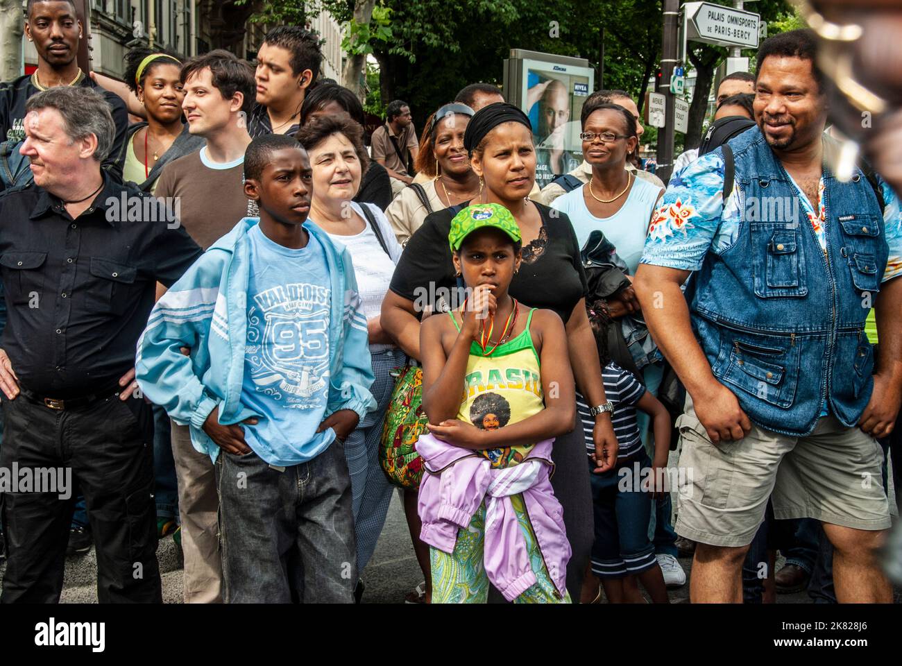 Paris, France, grande foule, Front, enfants, public familial, regarder des événements publics, Parade du carnaval tropical, scène de rue, festivals en famille Banque D'Images