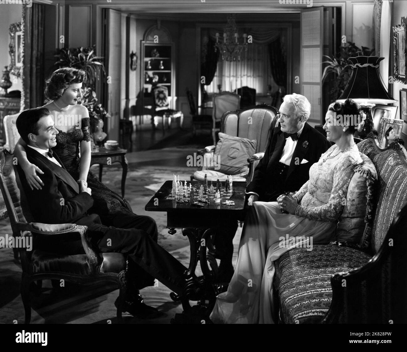 Barbara Stanwyck, James Mason, Gale Sondergaard et Raymond Greenleaf film: East Side, West Side (USA 1949) personnages: Jessie Bourne, Brandon Bourne, Nora Kernan, Horace Elcott Howland Directeur: Mervyn Leroy 22 décembre 1949 **AVERTISSEMENT** cette photographie est destinée à un usage éditorial exclusif et est protégée par les droits d'auteur de MGM et/ou du photographe attribué par la Société de film ou de production et ne peut être reproduite que par des publications dans le cadre de la promotion du film ci-dessus. Un crédit obligatoire pour MGM est requis. Le photographe doit également être crédité lorsqu'il est connu. Aucune utilisation commerciale ne peut être accordée avec Banque D'Images