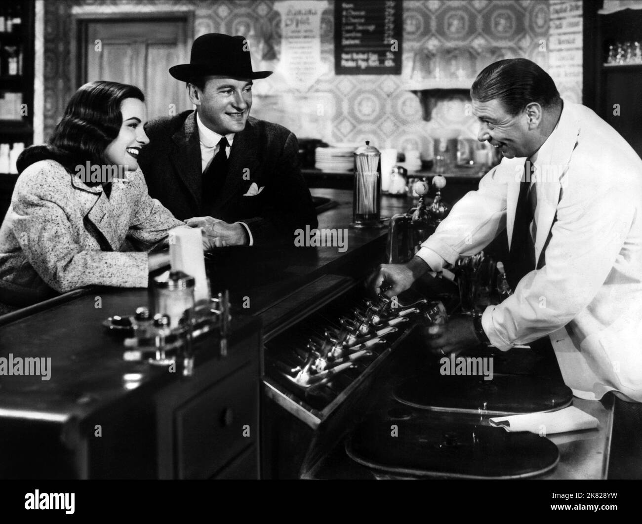 Ella Raines & George Sanders film: The Strange Affair of Uncle Harry; Uncle Harry (1944) personnages: Deborah Brown, Harry Melville Quincey Directeur: Robert Siodmak 17 août 1945 **AVERTISSEMENT** cette photographie est destinée à un usage éditorial exclusif et est le droit d'auteur d'UNIVERSAL et/ou du photographe assigné par la Société de film ou de production et ne peut être reproduite que par des publications dans le cadre de la promotion du film ci-dessus. Un crédit obligatoire pour UNIVERSEL est requis. Le photographe doit également être crédité lorsqu'il est connu. Aucune utilisation commerciale ne peut être accordée sans l'autorisation écrite du F Banque D'Images