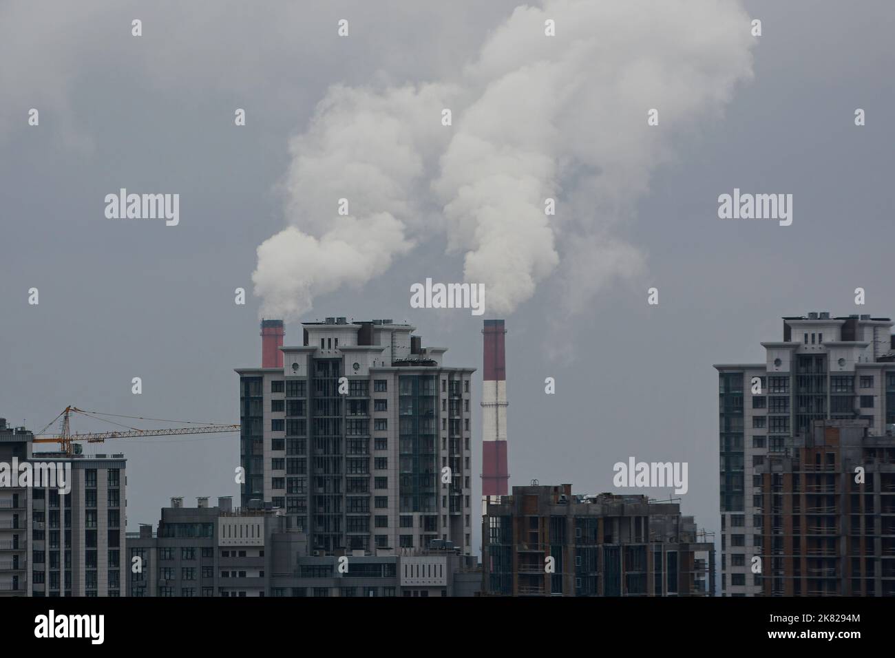 Kiev, Ukraine. 20th octobre 2022. À l'horizon des bâtiments résidentiels, de la fumée peut être vue depuis les tuyaux de la centrale thermique et électrique (CHP) en fonctionnement à Kiev par temps nuageux. Au cours des dernières semaines, la Russie a poursuivi des frappes massives de missiles sur les infrastructures énergétiques de l'Ukraine. Les attaques massives de missiles et de drones russes sur Kiev et les infrastructures énergétiques dans toute l'Ukraine sont en train de devenir une occurrence régulière. L'un des objectifs apparents des attaques russes contre l'énergie et les infrastructures civiles est de forcer la population ukrainienne à se soumettre. Crédit : SOPA Images Limited/Alamy Live News Banque D'Images