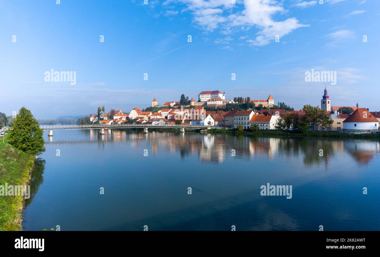 Ptuj, Slovénie - 11 octobre 2022 : panorama urbain de Ptuj avec le château perché et des reflets dans la rivière Drava Banque D'Images