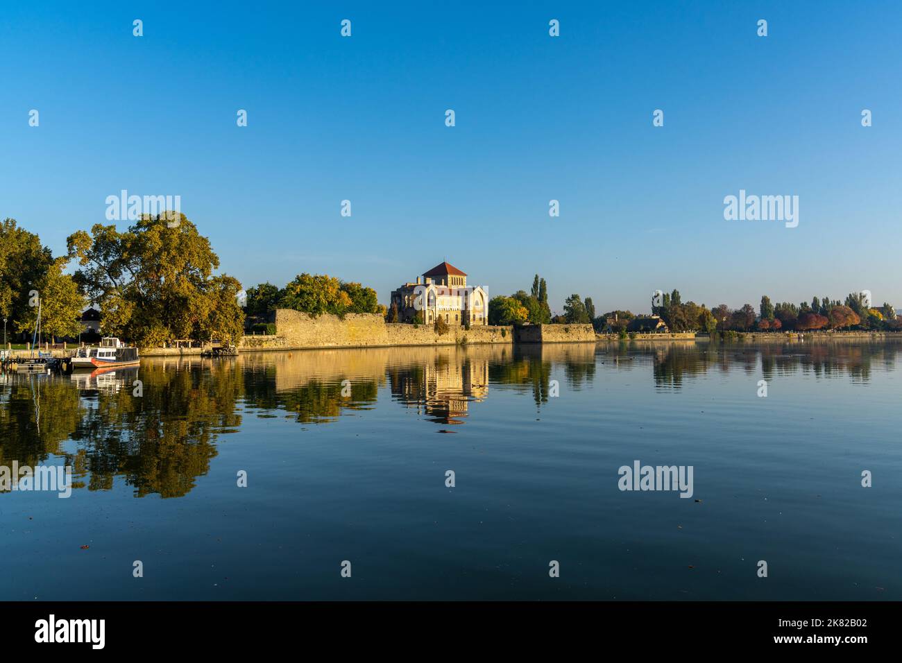 Tata, Hongrie - 7 octobre 2022 : vue sur le lac Oreg et le château médiéval de Tata en Hongrie Banque D'Images