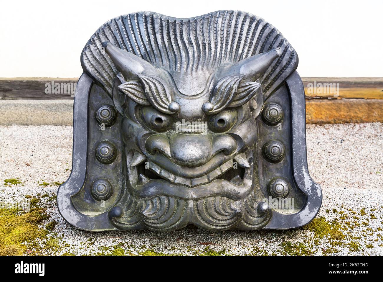 La tuile japonaise antique masque de fer à col fermé, le géant Onigawara, qui se traduit par le démon ou le gobelin, à l'extérieur du Temple Tenryu-ji , Arashiyama, Kyoto Banque D'Images