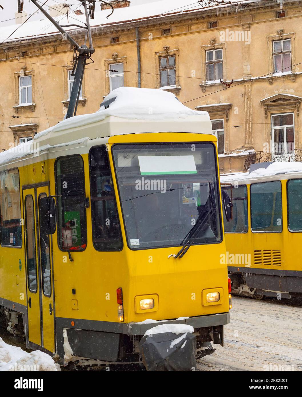 Tramway jaune, chasse-neige dans la neige s'effondre dans la rue de Lviv, Ukraine Banque D'Images