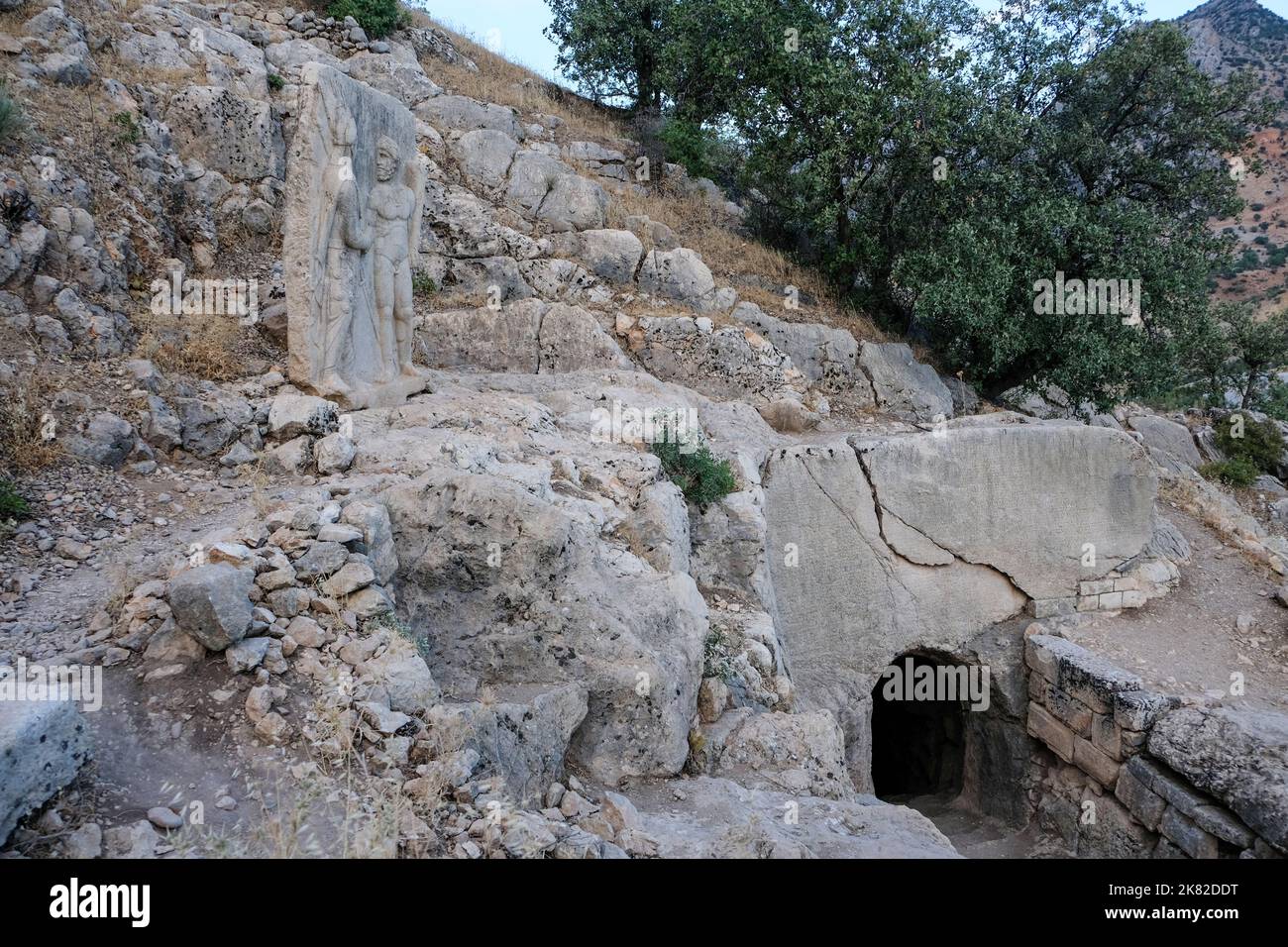 Le site historique d'Arsameia est sur des falaises abruptes et les structures ici sont atteintes par un chemin utilisé comme une route cérémonielle. Banque D'Images