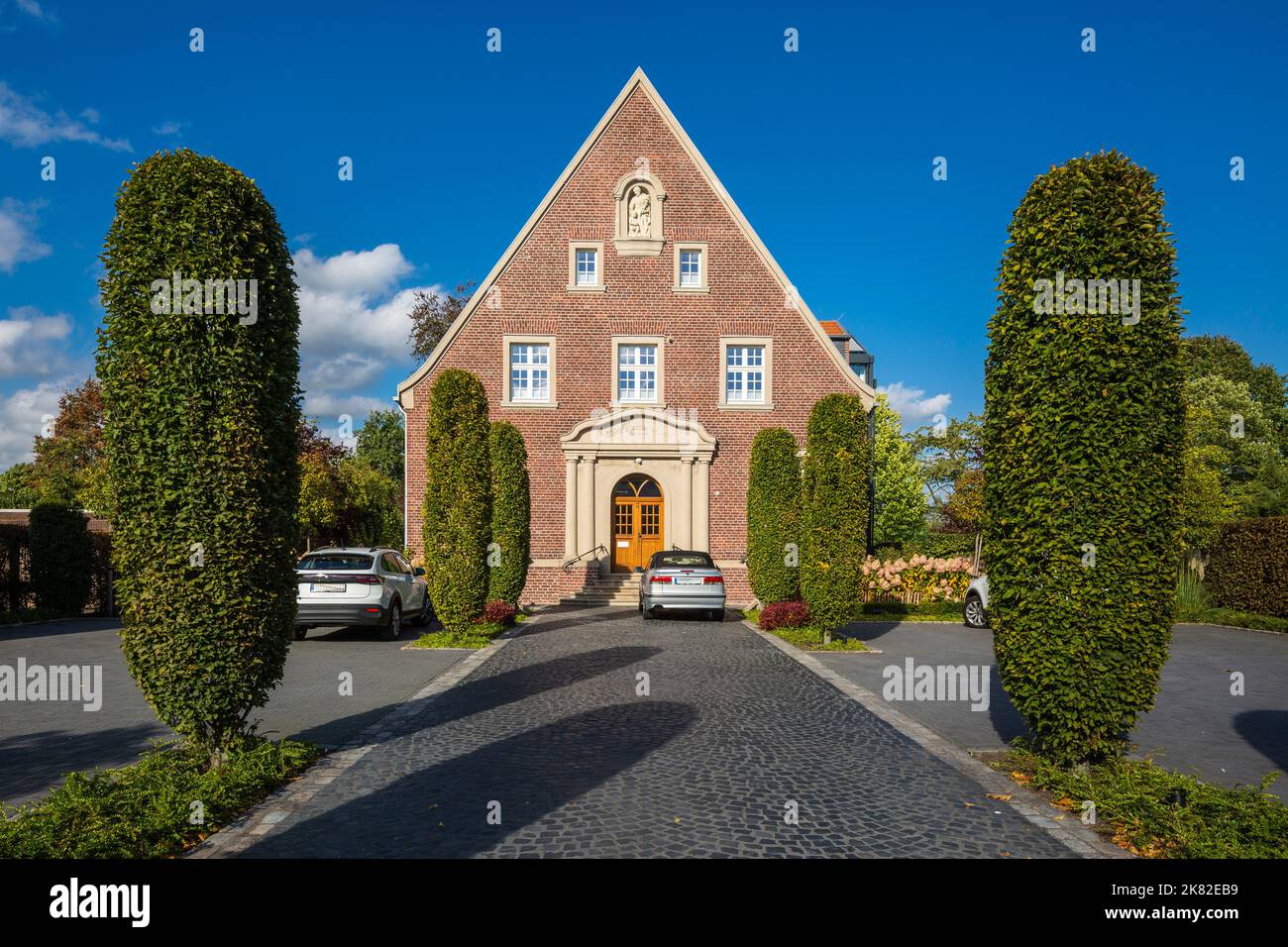 Allemagne, Suedlohn, Westmuensterland, Muensterland, Westphalie, Rhénanie-du-Nord-Westphalie, NRW, Suedlohn-Oeding, ancienne maison d'infirmières, néo-baroque, Bâtiment en brique, pignon, portail, charme commun, Carpinus betulus, arbre ornemental Banque D'Images