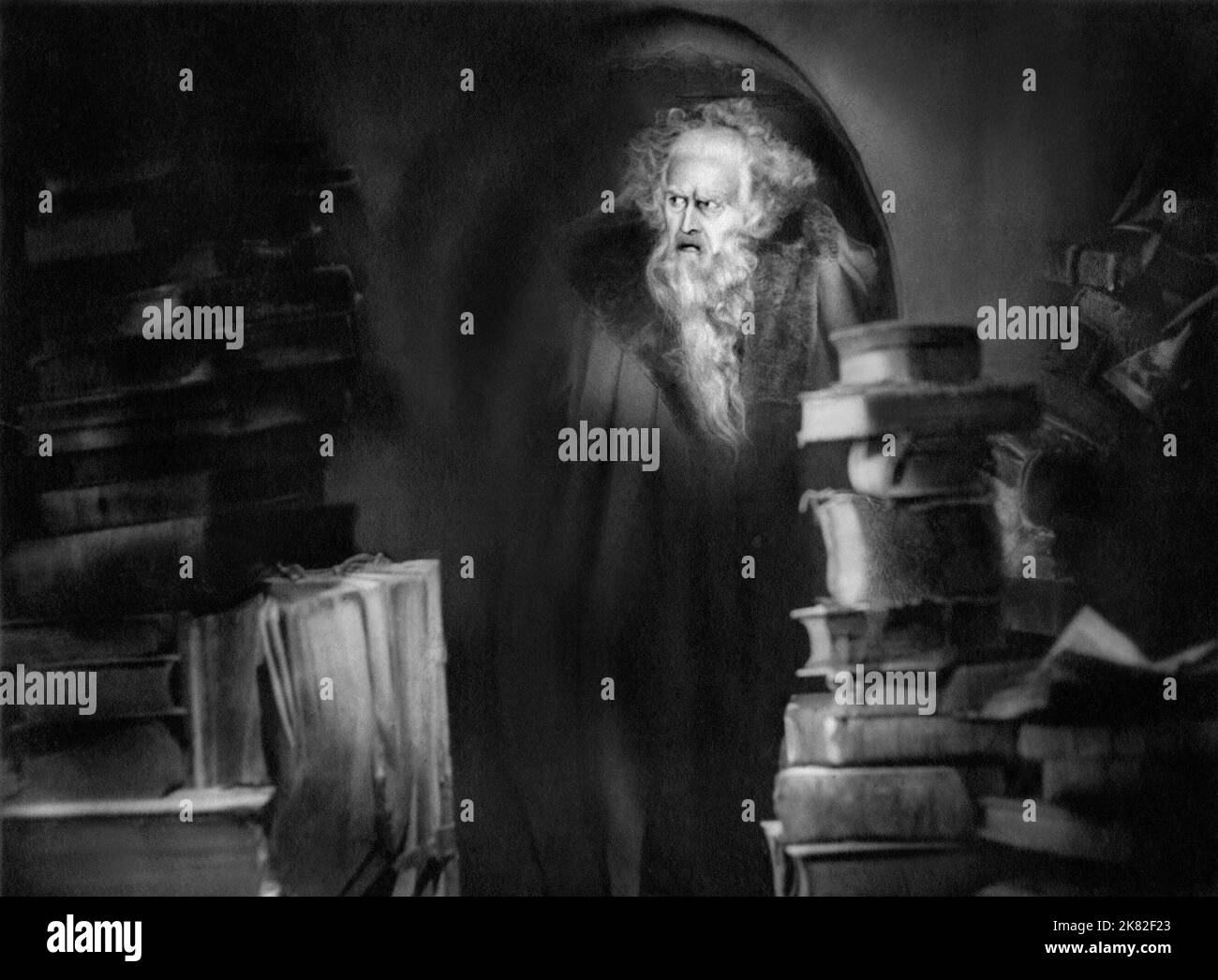Gosta Ekman film Faust : a German Folk Legend (1926) 14 septembre 1926 **AVERTISSEMENT** cette photographie est réservée à un usage éditorial et est protégée par les droits d'auteur de MGM et/ou du photographe désigné par le film ou la société de production et ne peut être reproduite que par des publications en liaison avec la promotion du film ci-dessus. Un crédit obligatoire à MGM est requis. Le photographe doit également être crédité lorsqu'il est connu. Aucune utilisation commerciale ne peut être accordée sans autorisation écrite de The film Company. Banque D'Images