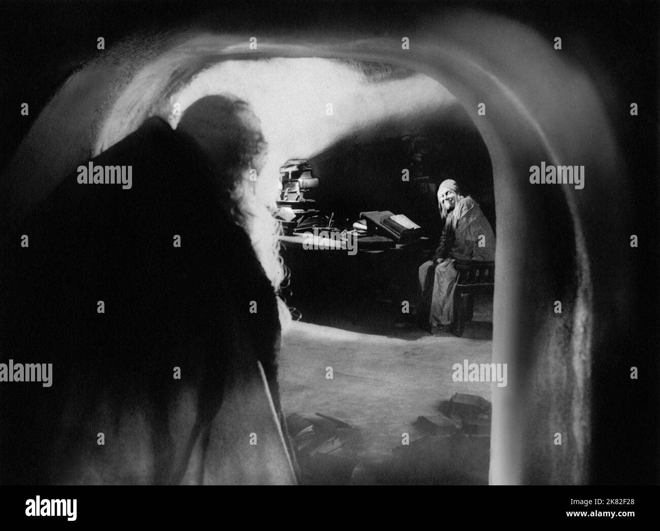 Gosta Ekman, Emil Jannings film: Faust: A German Folk Legend (1926) caractères: ,Mephisto 14 septembre 1926 **AVERTISSEMENT** cette photographie est destinée à un usage éditorial exclusif et est le copyright de MGM et/ou le photographe assigné par la Société de film ou de production et ne peut être reproduite que par des publications en conjonction avec la promotion du film ci-dessus. Un crédit obligatoire pour MGM est requis. Le photographe doit également être crédité lorsqu'il est connu. Aucune utilisation commerciale ne peut être accordée sans l'autorisation écrite de la Société du film. Banque D'Images