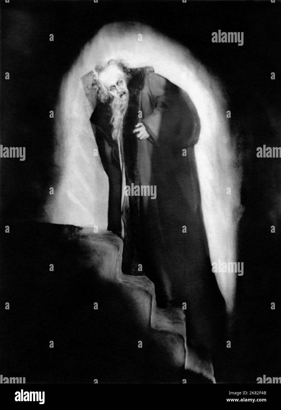 Gosta Ekman film Faust : a German Folk Legend (1926) 14 septembre 1926 **AVERTISSEMENT** cette photographie est réservée à un usage éditorial et est protégée par les droits d'auteur de MGM et/ou du photographe désigné par le film ou la société de production et ne peut être reproduite que par des publications en liaison avec la promotion du film ci-dessus. Un crédit obligatoire à MGM est requis. Le photographe doit également être crédité lorsqu'il est connu. Aucune utilisation commerciale ne peut être accordée sans autorisation écrite de The film Company. Banque D'Images