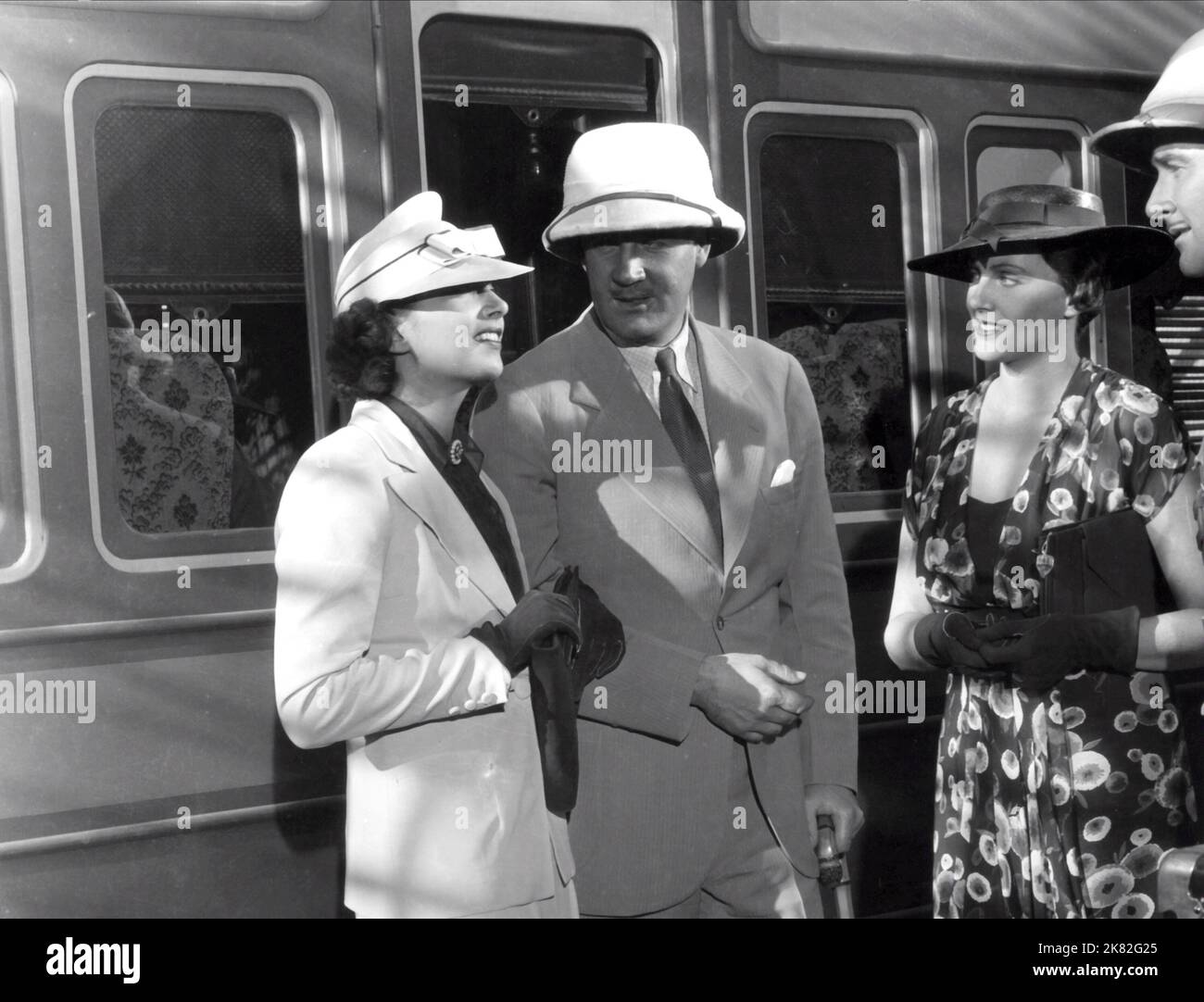 Kay Francis, Ian Hunter, Frieda Inescort & Errol Flynn film: Another Dawn (1937) personnages: Julia Ashton Wister, Colonel John Wister, Grace Roark, Capitaine Denny Roark Directeur: William Dieterie 26 juin 1937 **AVERTISSEMENT** cette photographie est à usage éditorial exclusif et est le copyright de WARNER BROS. Et/ou le photographe assigné par la Société de film ou de production et ne peut être reproduite que par des publications dans le cadre de la promotion du film ci-dessus. Un crédit obligatoire pour WARNER BROS est requis. Le photographe doit également être crédité lorsqu'il est connu. Aucune utilisation commerciale ne peut être accordée W Banque D'Images