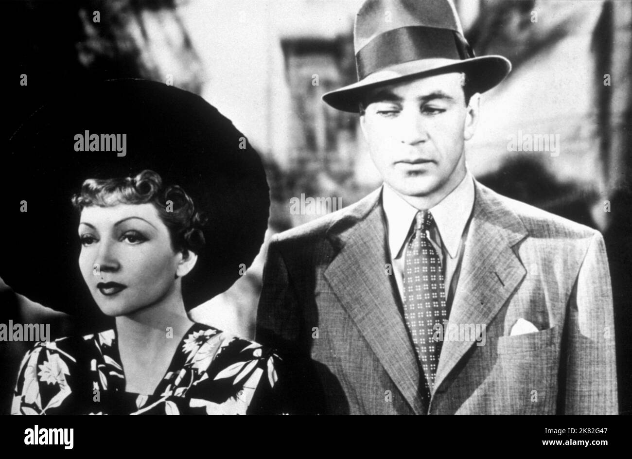 Claudette Colbert & Gary Cooper film: La huitième femme de Bluebeard (USA 1938) personnages: Nicole de Loiselle, Michael Brandon Directeur: Ernst Lubitsch 18 mars 1938 **AVERTISSEMENT** cette photographie est destinée à un usage éditorial exclusif et est protégée par les droits d'auteur des IMAGES DE PARAMOUNT et/ou du photographe attribué par la Société de film ou de production et ne peut être reproduite que par des publications en conjonction avec la promotion du film ci-dessus. Un crédit obligatoire pour LES PHOTOS PARAMOUNT est requis. Le photographe doit également être crédité lorsqu'il est connu. Aucune utilisation commerciale ne peut être accordée sans l'autorisation écrite de l'IF Banque D'Images