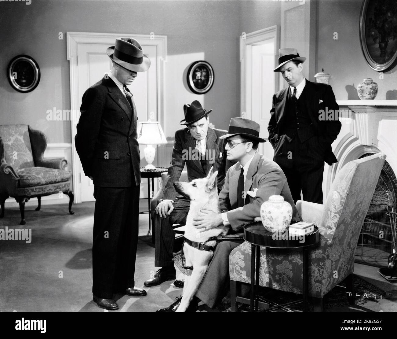 Scène avec Richard dix film: Blind Alibi (1938) personnages: Paul Dover Directeur: Lew Landers 20 mai 1938 **AVERTISSEMENT** cette photographie est à usage éditorial exclusif et est le copyright de RKO et/ou le photographe assigné par la Société de film ou de production et ne peut être reproduite que par des publications dans le cadre de la promotion du film ci-dessus. Un crédit obligatoire pour RKO est requis. Le photographe doit également être crédité lorsqu'il est connu. Aucune utilisation commerciale ne peut être accordée sans l'autorisation écrite de la Société du film. Banque D'Images