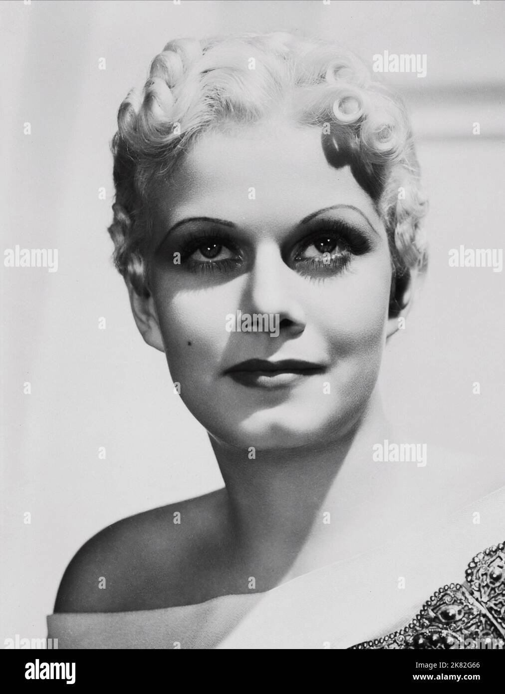 Jean Harlow film: China Seas (USA 1935) personnages: China Doll Directeur: Tay Garnet 09 août 1935 **AVERTISSEMENT** cette photographie est à usage éditorial exclusif et est le droit d'auteur de MGM et/ou du photographe assigné par la Société de film ou de production et ne peut être reproduite que par des publications dans le cadre de la promotion du film ci-dessus. Un crédit obligatoire pour MGM est requis. Le photographe doit également être crédité lorsqu'il est connu. Aucune utilisation commerciale ne peut être accordée sans l'autorisation écrite de la Société du film. Banque D'Images