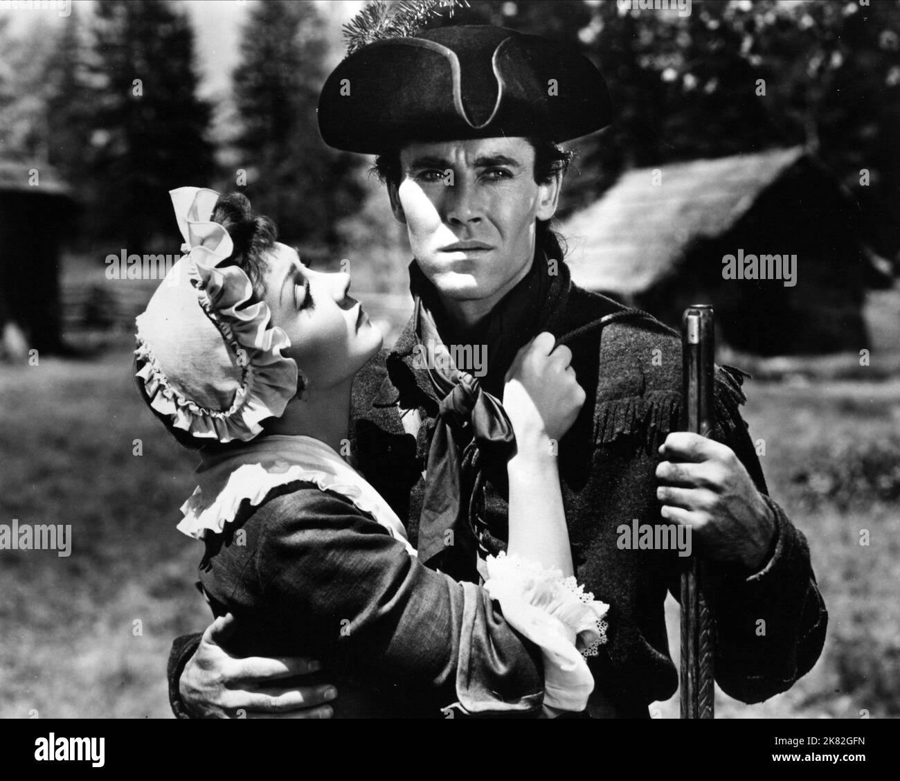 Claudette Colbert & Henry Fonda film: Batterie le long du Mohawk (1939) personnages: Lana (Magdelana), Gilbert Martin Directeur: John Ford 01 mai 1939 **AVERTISSEMENT** cette photographie est destinée à un usage éditorial exclusif et est le droit d'auteur de MGM et/ou du photographe assigné par la Société de film ou de production et ne peut être reproduite que par des publications en conjonction avec la promotion du film ci-dessus. Un crédit obligatoire pour MGM est requis. Le photographe doit également être crédité lorsqu'il est connu. Aucune utilisation commerciale ne peut être accordée sans l'autorisation écrite de la Société du film. Banque D'Images