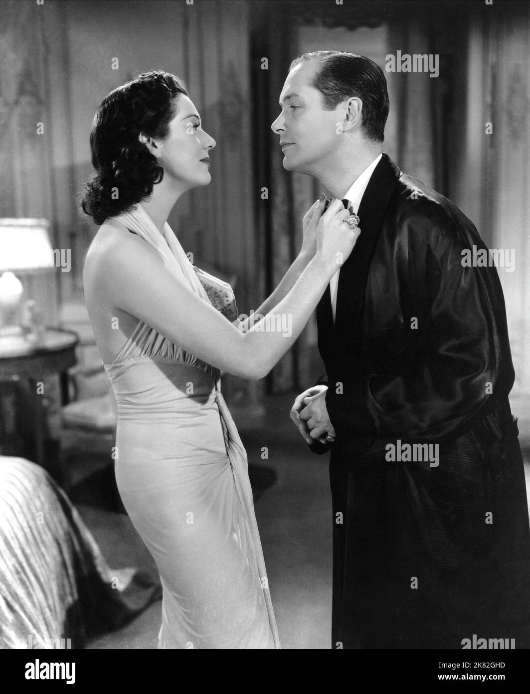 Rosalind Russell & Robert Montgomery film: Fast and Loose (1934) personnages: Garda Sloane, Joel Sloane Directeur: Edwin L. Marin 17 février 1939 **AVERTISSEMENT** cette photographie est à usage éditorial exclusif et est le droit d'auteur de HARRY KURNITZ et/ou le photographe assigné par la Société du film ou de la production et ne peut être reproduite que par des publications dans le cadre de la promotion du film ci-dessus. Un crédit obligatoire pour HARRY KURNITZ est requis. Le photographe doit également être crédité lorsqu'il est connu. Aucune utilisation commerciale ne peut être accordée sans l'autorisation écrite de la Société du film. Banque D'Images