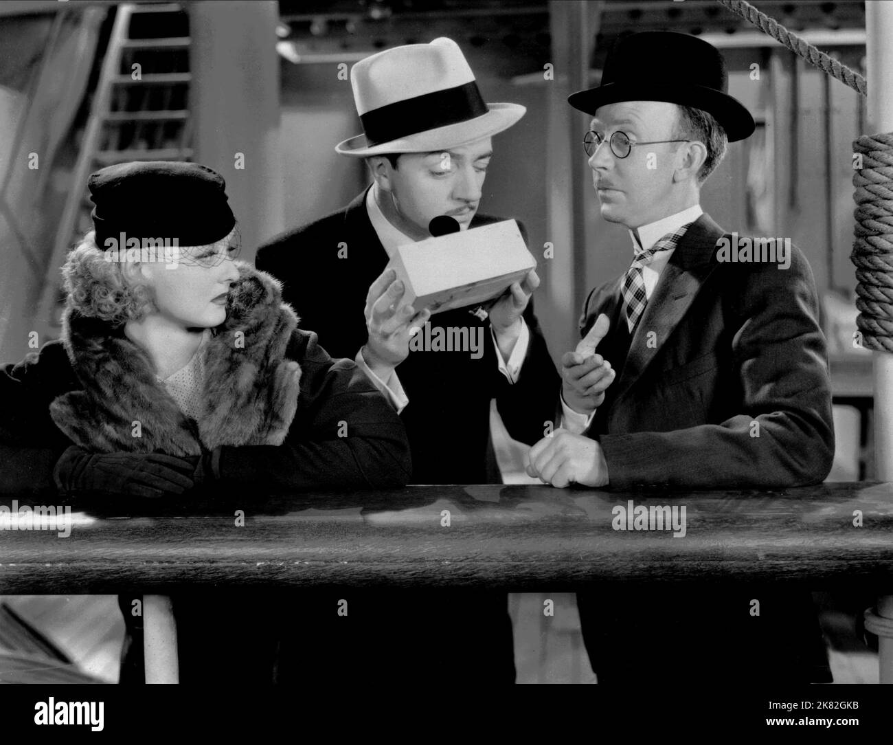 Bette Davis, William Powell & Hobart Cavanaugh film : mode de 1934 (USA 1934) personnages : Lynn Mason, Sherwood Nash, inventeur sur navire (Non crédité) Directeur: William Dieterle 14 février 1934 **AVERTISSEMENT** cette photographie est à usage éditorial seulement et est le copyright de WARNER BROS. Et/ou le photographe assigné par la Société de film ou de production et ne peut être reproduit que par des publications en conjonction avec la promotion du film ci-dessus. Un crédit obligatoire pour WARNER BROS est requis. Le photographe doit également être crédité lorsqu'il est connu. Aucune utilisation commerciale ne peut être accordée sans W Banque D'Images