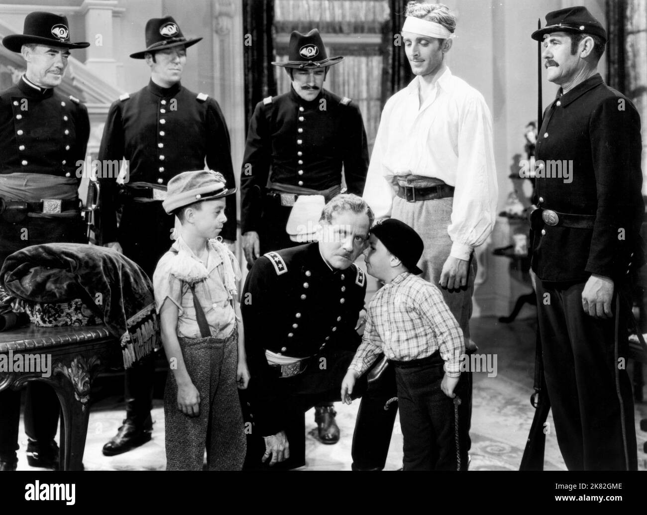 George 'Spanky' McFarland film General Spanky (1936) personnages : Spanky (AS Spanky McFarland) réalisateur : Gordon Douglas 11 décembre 1936 **AVERTISSEMENT** cette photographie est réservée à un usage éditorial et est protégée par les droits d'auteur de HAL ROACH STUDIOS et/ou du photographe désigné par le film ou la société de production. elle ne peut être reproduite que par des publications dans le cadre de la promotion du film ci-dessus. Un crédit obligatoire pour HAL ROACH STUDIOS est requis. Le photographe doit également être crédité lorsqu'il est connu. Aucune utilisation commerciale ne peut être accordée sans autorisation écrite de The film Company. Banque D'Images