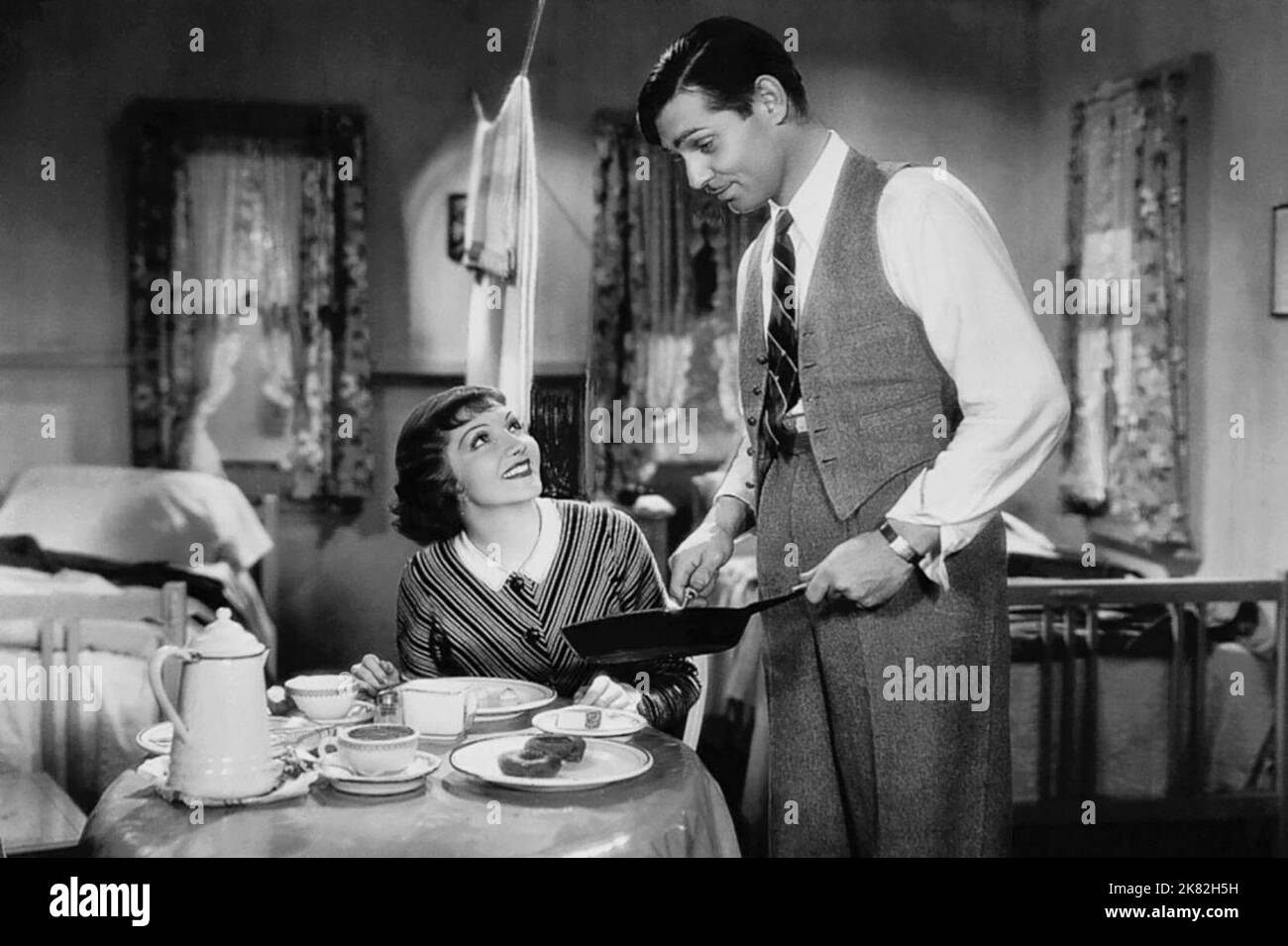 Claudette Colbert, Clark Gable film: Il s'est passé une nuit (1934) personnages: Ellie Andrews,Peter Warne Directeur: Frank Capra 22 février 1934 **AVERTISSEMENT** cette photographie est à usage éditorial exclusif et est le droit d'auteur de COLUMBIA et/ou le photographe assigné par la Société du film ou de la production et ne peut être reproduite que par des publications dans le cadre de la promotion du film ci-dessus. Un crédit obligatoire pour LA COLOMBIE est requis. Le photographe doit également être crédité lorsqu'il est connu. Aucune utilisation commerciale ne peut être accordée sans l'autorisation écrite de la Société du film. Banque D'Images