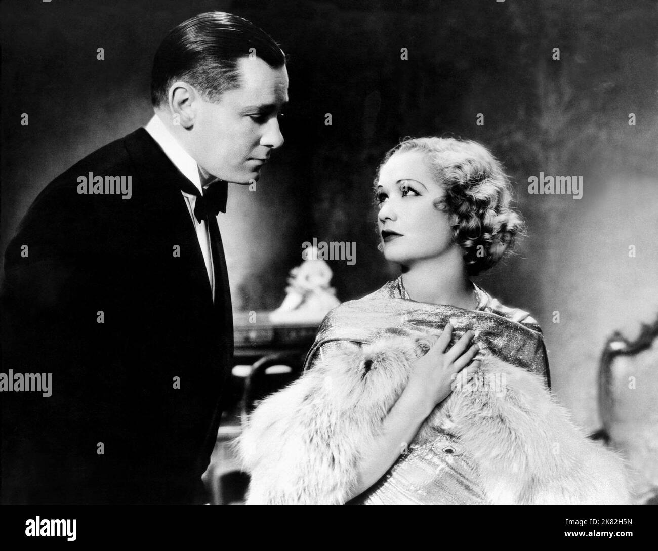 Henry Marshall, Miriam Hopkins film trouble in Paradise (USA 1932) personnages : ,Lily réalisatrice : Ernst Lubitsch 28 octobre 1932 **AVERTISSEMENT** cette photographie est destinée à un usage éditorial uniquement et est protégée par les droits d'auteur de PARAMOUNT PICTURES et/ou du photographe assigné par le film ou la société de production et ne peut être reproduite que par des publications en liaison avec la promotion du film ci-dessus. Un crédit obligatoire pour LES PHOTOS PARAMOUNT est requis. Le photographe doit également être crédité lorsqu'il est connu. Aucune utilisation commerciale ne peut être accordée sans autorisation écrite de The film Company. Banque D'Images
