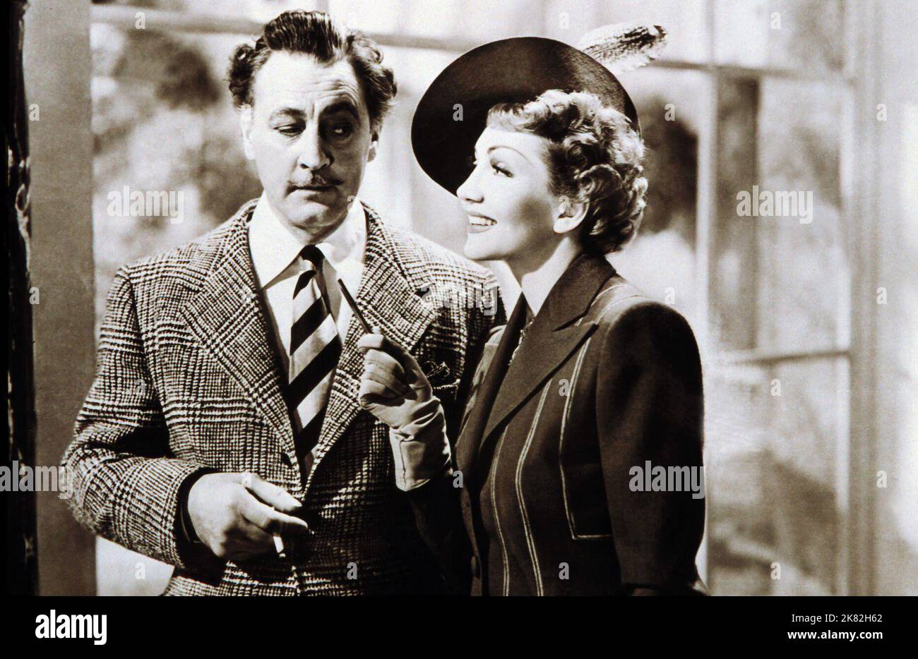 John Barrymore & Claudette Colbert film Midnight (1932) 15 mars 1939 **AVERTISSEMENT** cette photographie est destinée à un usage éditorial seulement et est la propriété de PARAMOUNT PICTURES et/ou du photographe désigné par le film ou la société de production et ne peut être reproduite que par des publications dans le cadre de la promotion du film ci-dessus. Un crédit obligatoire pour LES PHOTOS PARAMOUNT est requis. Le photographe doit également être crédité lorsqu'il est connu. Aucune utilisation commerciale ne peut être accordée sans autorisation écrite de The film Company. Banque D'Images