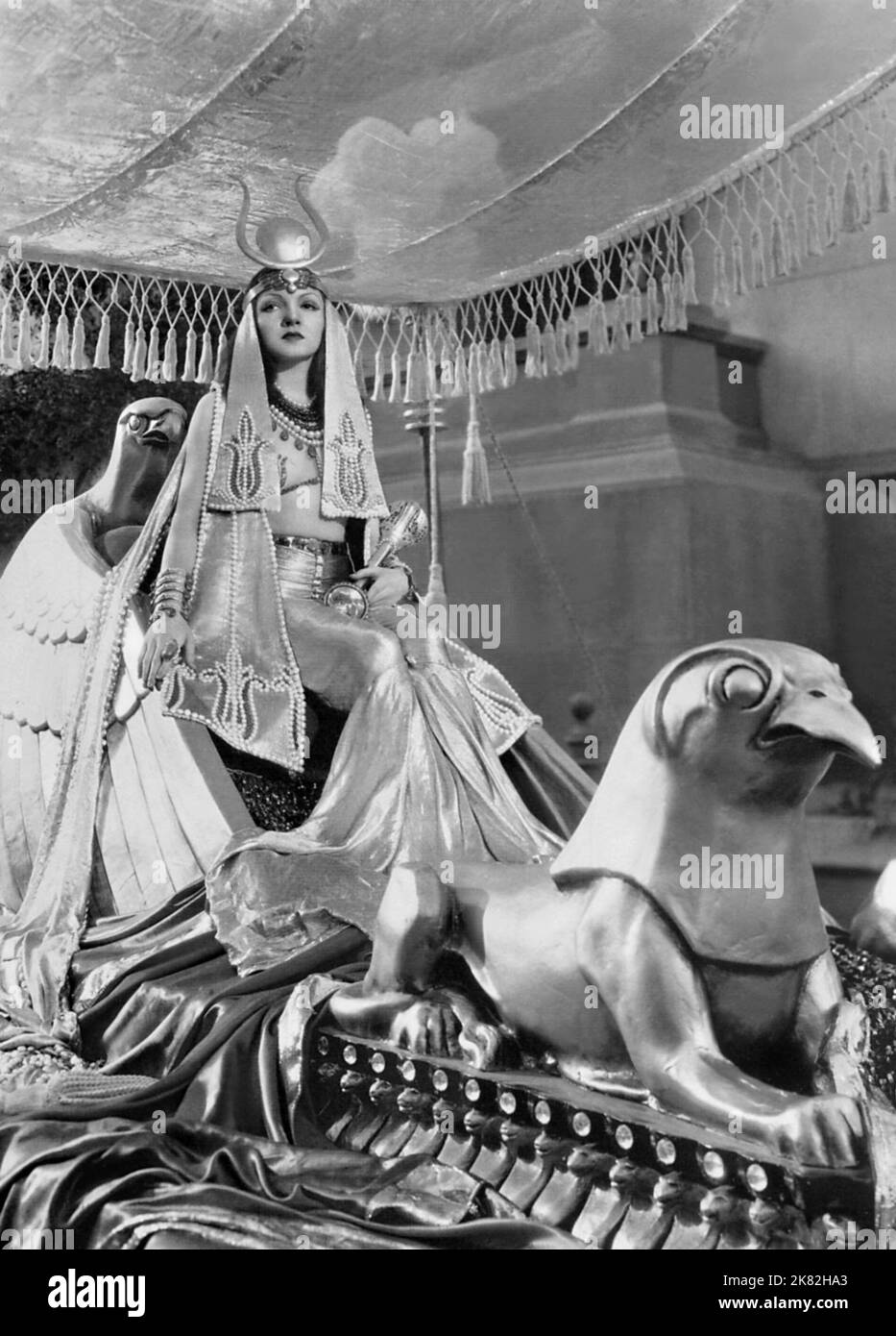 Claudette Colbert film: Cleopatra (USA 1934) personnages: Cleopatra Directeur: Cecil B. DeMille 05 octobre 1934 **AVERTISSEMENT** cette photographie est destinée à un usage éditorial exclusif et est le copyright de PARAMOUNT et/ou du photographe assigné par la Société de film ou de production et ne peut être reproduite que par des publications en conjonction avec la promotion du film ci-dessus. Un crédit obligatoire pour PARAMOUNT est requis. Le photographe doit également être crédité lorsqu'il est connu. Aucune utilisation commerciale ne peut être accordée sans l'autorisation écrite de la Société du film. Banque D'Images