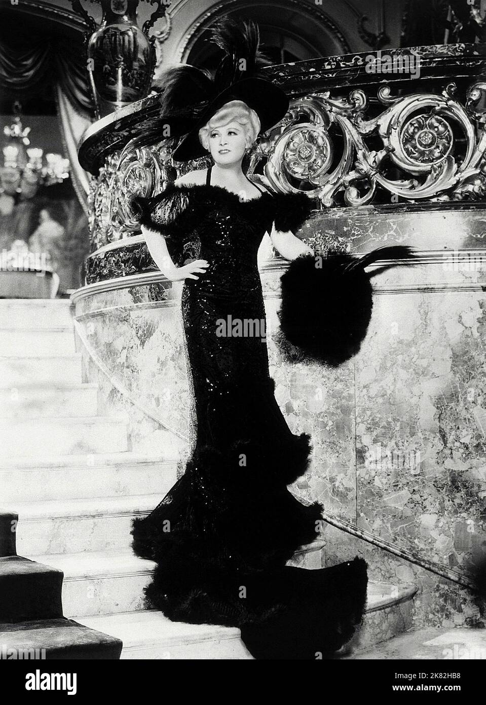 Mae West film belle of the Nineties (1934) personnages : Ruby carter 01 mai 1934 **AVERTISSEMENT** cette photographie est réservée à un usage éditorial et est protégée par les droits d'auteur de PARAMOUNT et/ou du photographe désigné par le film ou la société de production et ne peut être reproduite que par des publications en liaison avec la promotion du film ci-dessus. Un crédit obligatoire à PARAMOUNT est requis. Le photographe doit également être crédité lorsqu'il est connu. Aucune utilisation commerciale ne peut être accordée sans autorisation écrite de The film Company. Banque D'Images