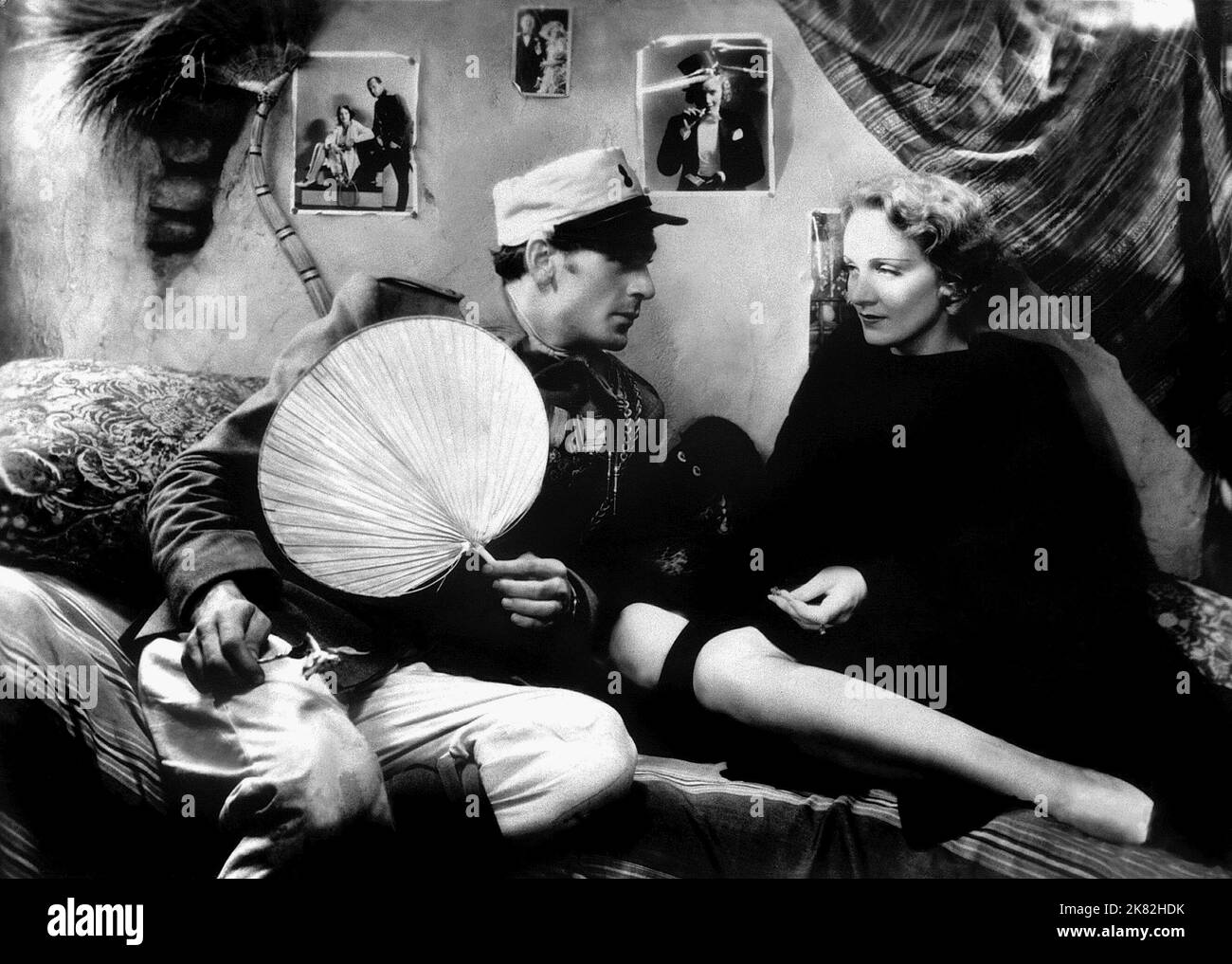 Gary Cooper & Marlene Dietrich film: Morocco (USA 1930) personnages: Legionnaire Tom Brown & Mademoiselle Amy Jolly Directeur: Josef Von Sternberg 14 novembre 1930 **AVERTISSEMENT** cette photographie est destinée à un usage éditorial exclusif et est le copyright de PARAMOUNT et/ou le photographe assigné par la Société de film ou de production et ne peut être reproduite que par des publications en conjonction avec la promotion du film ci-dessus. Un crédit obligatoire pour PARAMOUNT est requis. Le photographe doit également être crédité lorsqu'il est connu. Aucune utilisation commerciale ne peut être accordée sans l'autorisation écrite de la Société du film. Banque D'Images