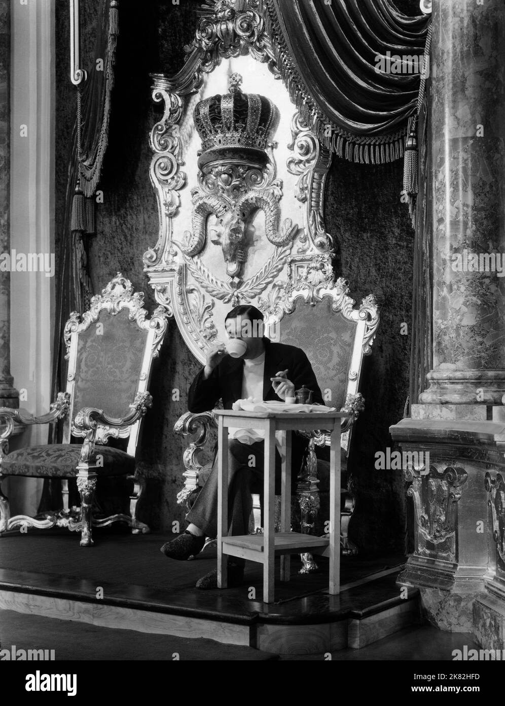 Ernst Lubitsch film la Veuve joyeuse (1925) 01 mai 1934 **AVERTISSEMENT** cette photographie est réservée à un usage éditorial et est protégée par les droits d'auteur de MGM et/ou du photographe désigné par le film ou la société de production et ne peut être reproduite que par des publications en liaison avec la promotion du film ci-dessus. Un crédit obligatoire à MGM est requis. Le photographe doit également être crédité lorsqu'il est connu. Aucune utilisation commerciale ne peut être accordée sans autorisation écrite de The film Company. Banque D'Images