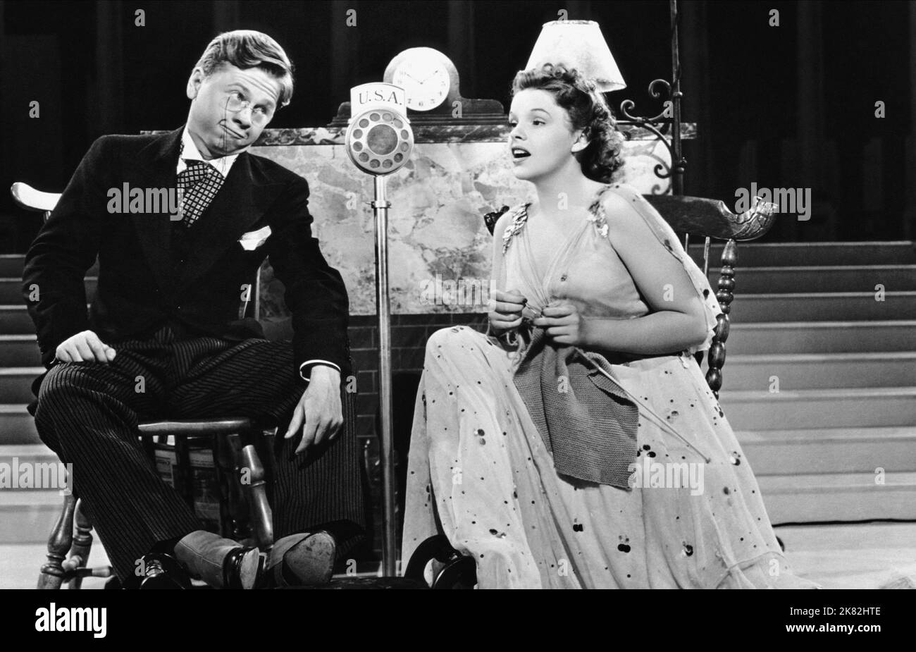 Mickey Rooney & Judy Garland film Babes in Arms (1939) réalisateur : Busby Berkeley 01 mai 1939 **AVERTISSEMENT** cette photographie est réservée à un usage éditorial et est protégée par les droits d'auteur de MGM et/ou du photographe désigné par The film or production Company et ne peut être reproduite que par des publications en liaison avec la promotion du film ci-dessus. Un crédit obligatoire à MGM est requis. Le photographe doit également être crédité lorsqu'il est connu. Aucune utilisation commerciale ne peut être accordée sans autorisation écrite de The film Company. Banque D'Images