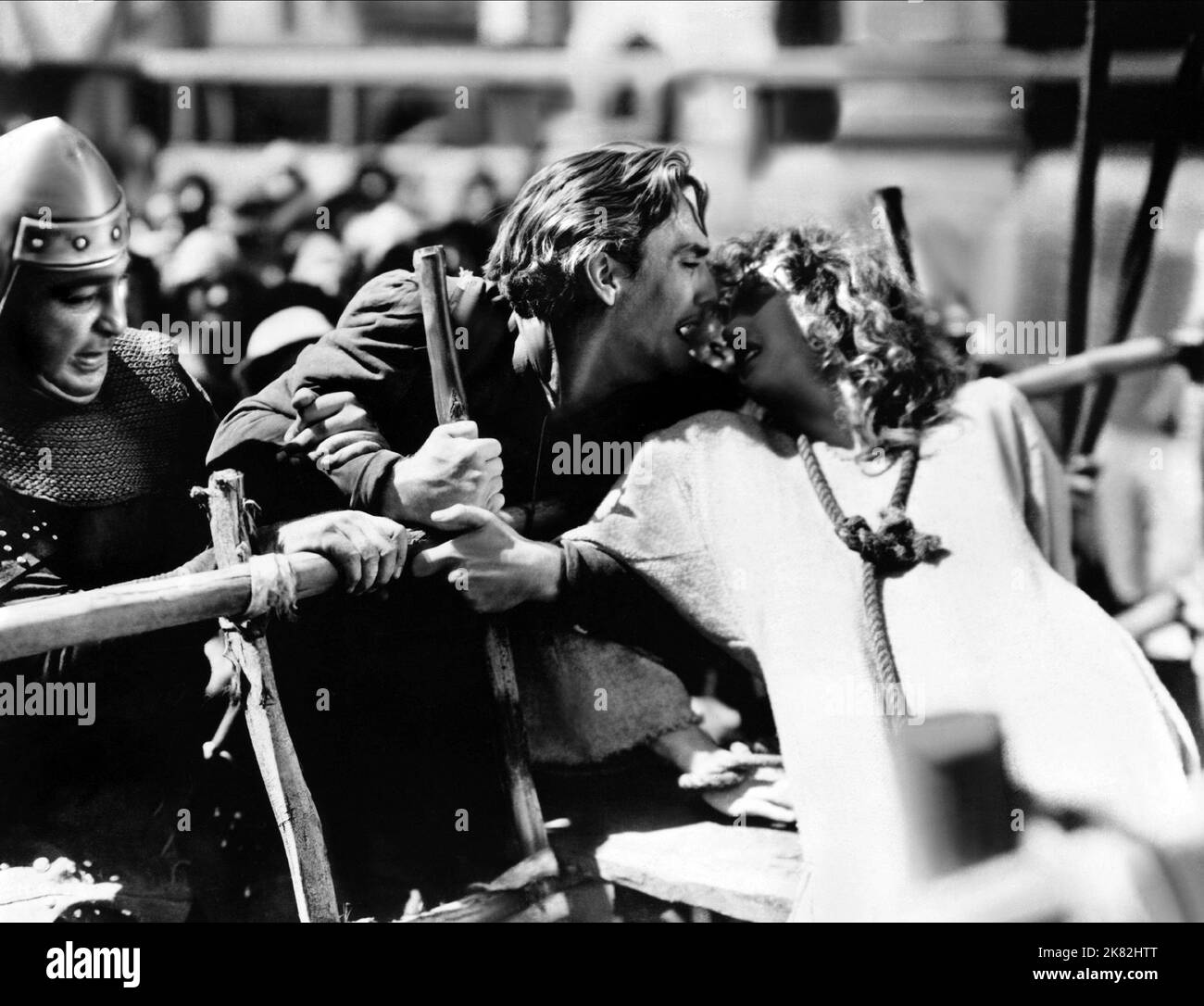 Edmond O'Brien & Maureen O'Hara film: Le Hunchback de notre Dame (USA 1939) personnages: Gringoire, Esmeralda Directeur: William Dieterle 29 décembre 1939 **AVERTISSEMENT** cette photographie est à usage éditorial exclusif et est le copyright des IMAGES RKO et/ou du photographe assigné par la Société de film ou de production et ne peut être reproduite que par des publications en conjonction avec la promotion du film ci-dessus. Un crédit obligatoire pour LES PHOTOS RKO est requis. Le photographe doit également être crédité lorsqu'il est connu. Aucune utilisation commerciale ne peut être accordée sans l'autorisation écrite de la Société du film. Banque D'Images