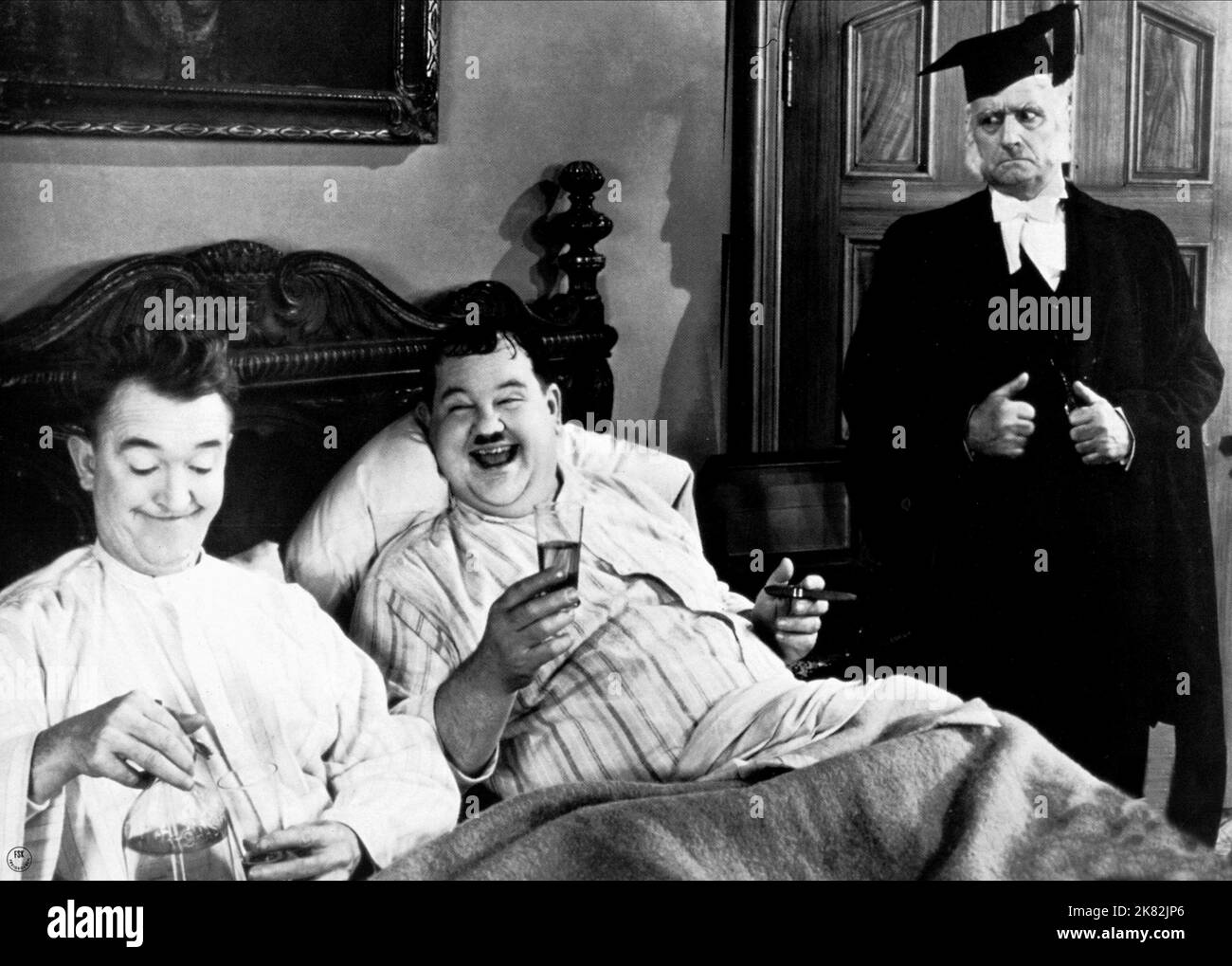 Stan Laurel et Oliver Hardy film : Laurel & Hardy (1933) 07 octobre 1933 **AVERTISSEMENT** cette photographie est destinée à un usage éditorial exclusif et est protégée par les droits d'auteur de HAL ROACH STUDIOS et/ou du photographe assigné par la Société du film ou de la production et ne peut être reproduite que par des publications dans le cadre de la promotion du film ci-dessus. Un crédit obligatoire pour HAL ROACH STUDIOS est requis. Le photographe doit également être crédité lorsqu'il est connu. Aucune utilisation commerciale ne peut être accordée sans l'autorisation écrite de la Société du film. Banque D'Images