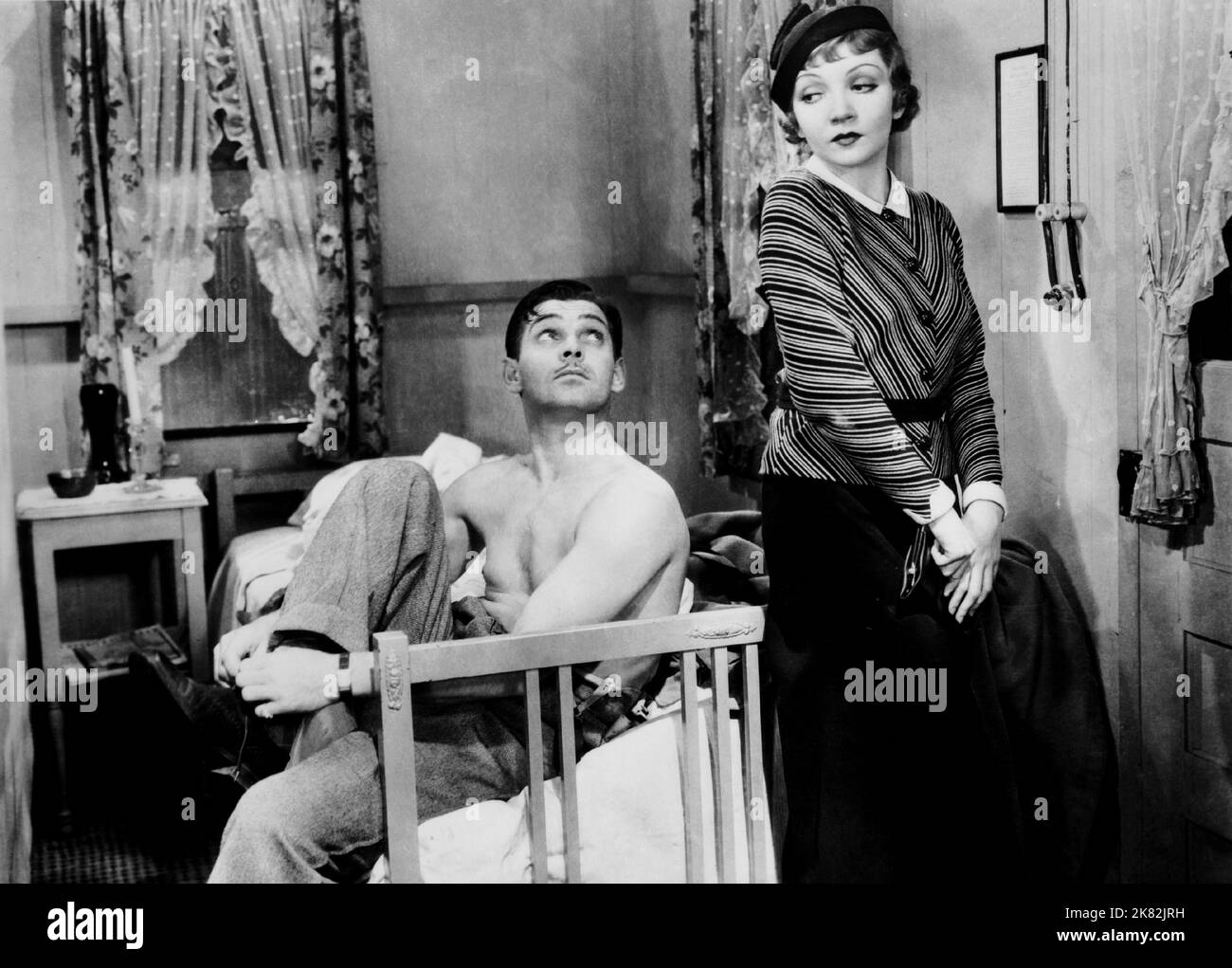 Clark Gable & Claudette Colbert film: IT Fone Night (1934) personnages: Peter Warne & Ellie Andrews Directeur: Frank Capra 22 février 1934 **AVERTISSEMENT** cette photographie est à usage éditorial exclusif et est le droit d'auteur de COLUMBIA et/ou le photographe assigné par la Société du film ou de la production et ne peut être reproduite que par des publications dans le cadre de la promotion du film ci-dessus. Un crédit obligatoire pour LA COLOMBIE est requis. Le photographe doit également être crédité lorsqu'il est connu. Aucune utilisation commerciale ne peut être accordée sans l'autorisation écrite de la Société du film. Banque D'Images