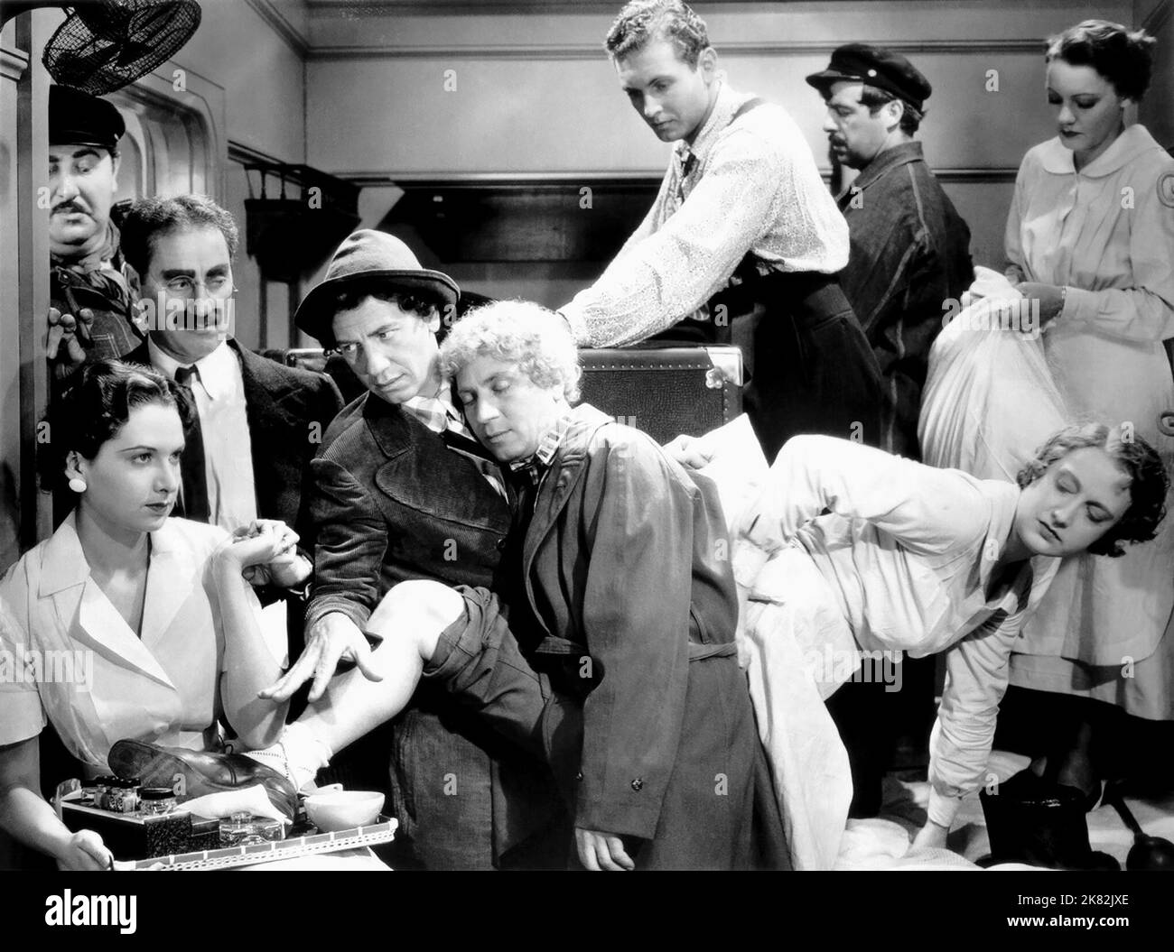 Groucho Marx, Chico Marx & Harpo Marx film A Night at the Opera (1937) personnages : Otis B. Driftwood,Fiorello & Tomasso réalisateur : Sam Wood 15 novembre 1935 **AVERTISSEMENT** cette photographie est à usage éditorial exclusif et est la propriété de MGM et/ou du photographe assigné par la société de production et ne peut être reproduite que par des publications en liaison avec la promotion du film ci-dessus. Un crédit obligatoire à MGM est requis. Le photographe doit également être crédité lorsqu'il est connu. Aucune utilisation commerciale ne peut être accordée sans autorisation écrite de The film Company. Banque D'Images