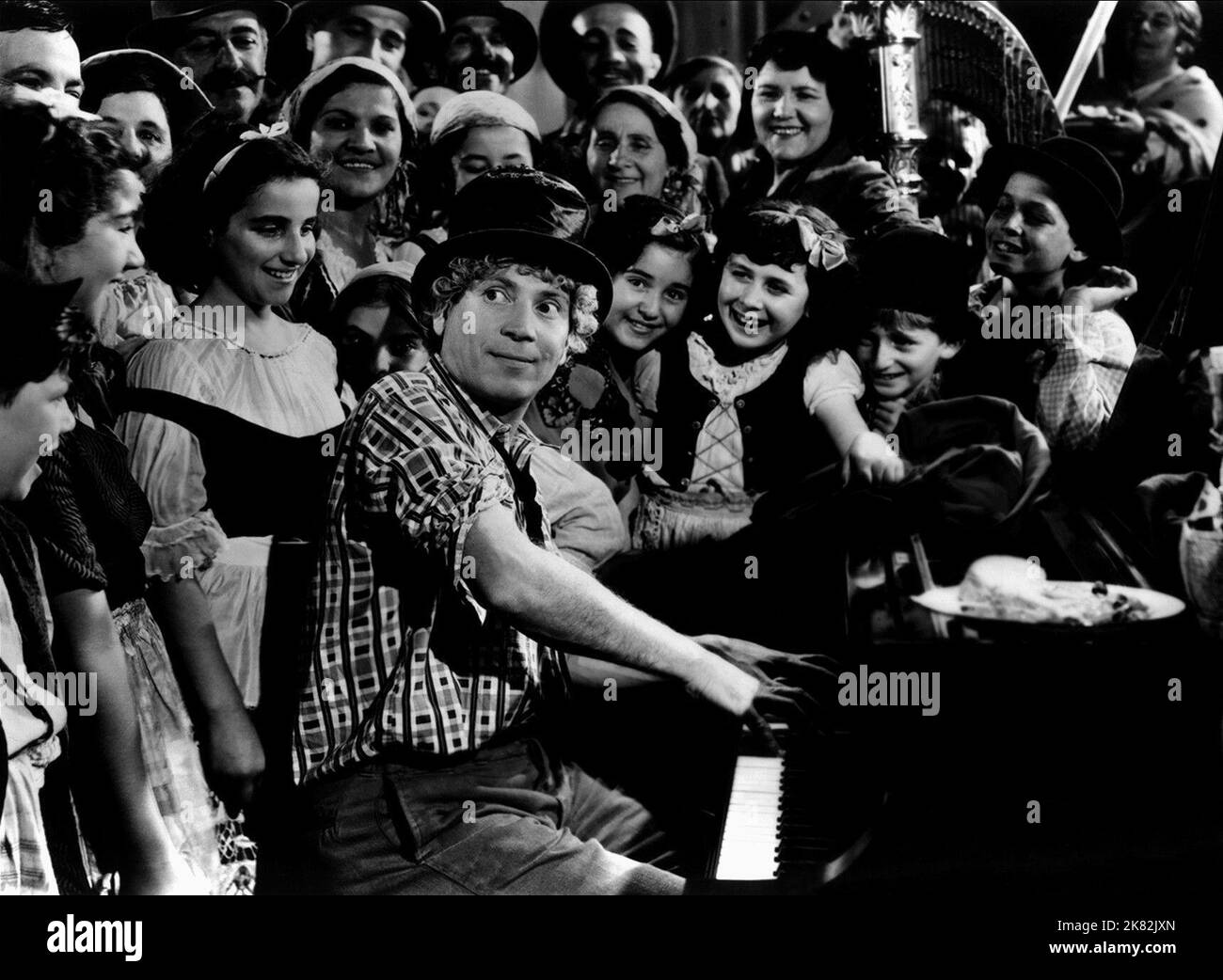 Harpo Marx film A Night at the Opera (1935) personnages : Tomasso réalisateur : Sam Wood 15 novembre 1935 **AVERTISSEMENT** cette photographie est à usage éditorial exclusif et est la propriété de MGM et/ou du photographe désigné par le film ou la société de production et ne peut être reproduite que par des publications en liaison avec la promotion du film ci-dessus. Un crédit obligatoire à MGM est requis. Le photographe doit également être crédité lorsqu'il est connu. Aucune utilisation commerciale ne peut être accordée sans autorisation écrite de The film Company. Banque D'Images