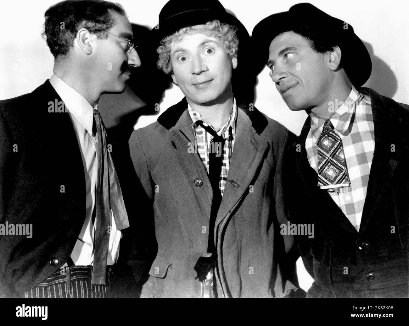 Groucho Marx, Harpo Marx & Chico Marx film A Night at the Opera (1935) personnages : Otis B. Driftwood,Tomasso & Fiorello réalisateur : Sam Wood 15 novembre 1935 **AVERTISSEMENT** cette photographie est à usage éditorial exclusif et est la propriété de MGM et/ou du photographe assigné par la société de production et ne peut être reproduite que par des publications en liaison avec la promotion du film ci-dessus. Un crédit obligatoire à MGM est requis. Le photographe doit également être crédité lorsqu'il est connu. Aucune utilisation commerciale ne peut être accordée sans autorisation écrite de The film Company. Banque D'Images