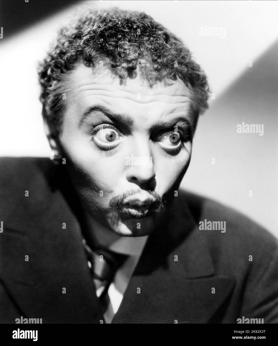 Peter Lorre film secret agent (UK 1936) personnages : le Directeur général : Alfred Hitchcock 01 mai 1936 **AVERTISSEMENT** cette photographie est à usage éditorial exclusif et est protégée par les droits d'auteur de GRENADE et/ou du photographe désigné par le film ou la société de production et ne peut être reproduite que par des publications dans le cadre de la promotion du film ci-dessus. Un crédit obligatoire pour GRENADE est requis. Le photographe doit également être crédité lorsqu'il est connu. Aucune utilisation commerciale ne peut être accordée sans autorisation écrite de The film Company. Banque D'Images