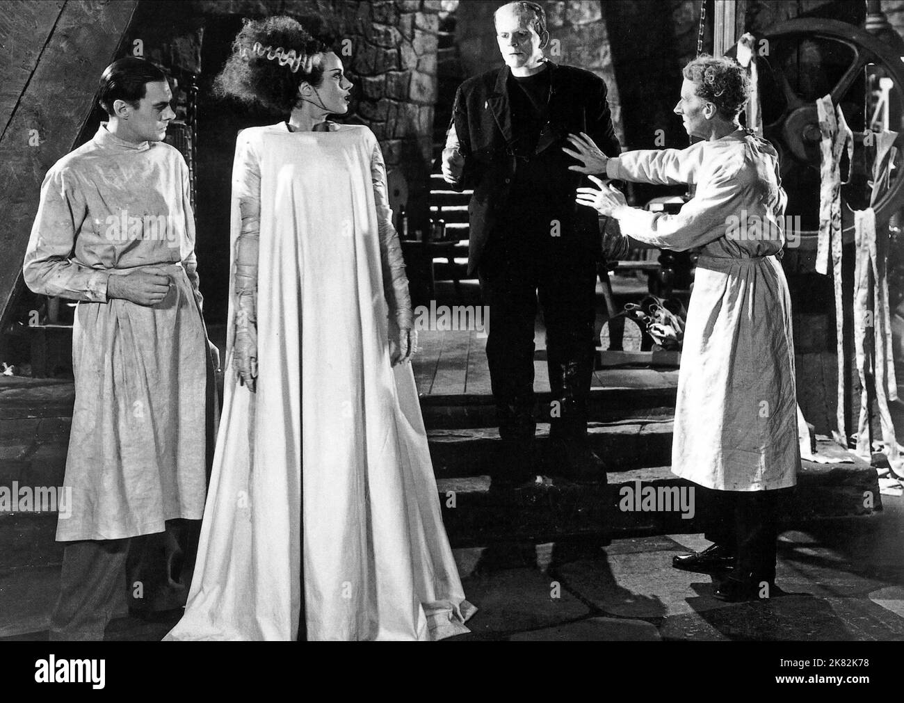 Colin Clive, Elsa Lanchester, Boris Karloff & Ernest Thesiger film: Mariée de Frankenstein; la mariée de Frankenstein (USA 1935) personnages: Baron Henry von Frankenstein, Mary Wollstonecraft Shelley, The Monster, Dr. Pretorius Directeur: James Whale 19 avril 1935 **AVERTISSEMENT** cette photographie est à usage éditorial exclusif et est le droit d'auteur d'UNIVERSAL et/ou du photographe assigné par la Société de film ou de production et ne peut être reproduite que par des publications en conjonction avec la promotion du film ci-dessus. Un crédit obligatoire pour UNIVERSEL est requis. Le photographe doit également être crédite Banque D'Images