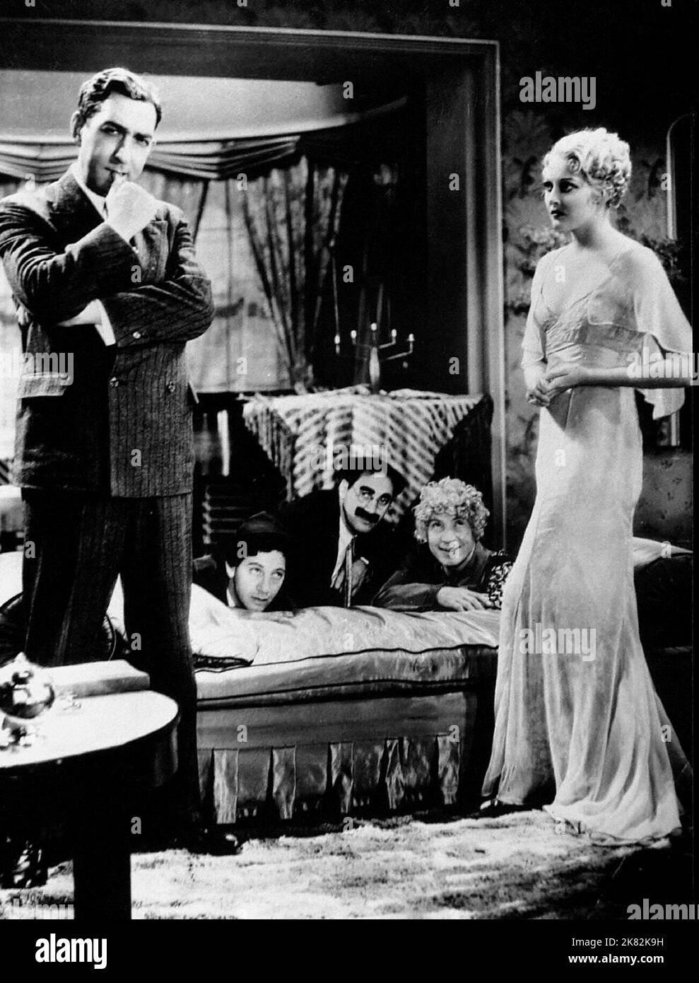 Zeppo Marx, Chico Marx, Groucho Marx, Harpo Marx et Thelma Todd film: Horse Feathers (1932) personnages: Frank Wagstaff,Baravelli,Prof Quincy Adams Wagstaff, Pinky & Connie Bailey Directeur : Norman Z. McLeod 10 août 1932 **AVERTISSEMENT** cette photographie est destinée à un usage éditorial exclusif et est le droit d'auteur de PARAMOUNT et/ou du photographe assigné par la Société de film ou de production et ne peut être reproduite que par des publications en conjonction avec la promotion du film ci-dessus. Un crédit obligatoire pour PARAMOUNT est requis. Le photographe doit également être crédité lorsqu'il est connu. Aucune utilisation commerciale ne peut être GRA Banque D'Images