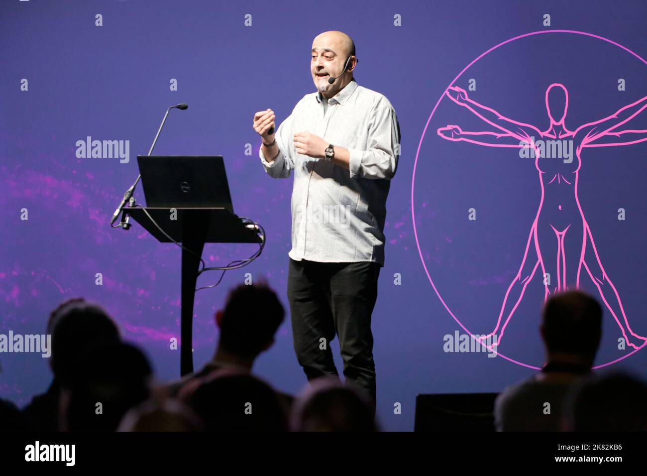 Moheb Costandi donnant un discours intitulé «le corps et la conscience de soi», sur la scène de l'esprit et du corps, à New Scientist Live 2022 Banque D'Images