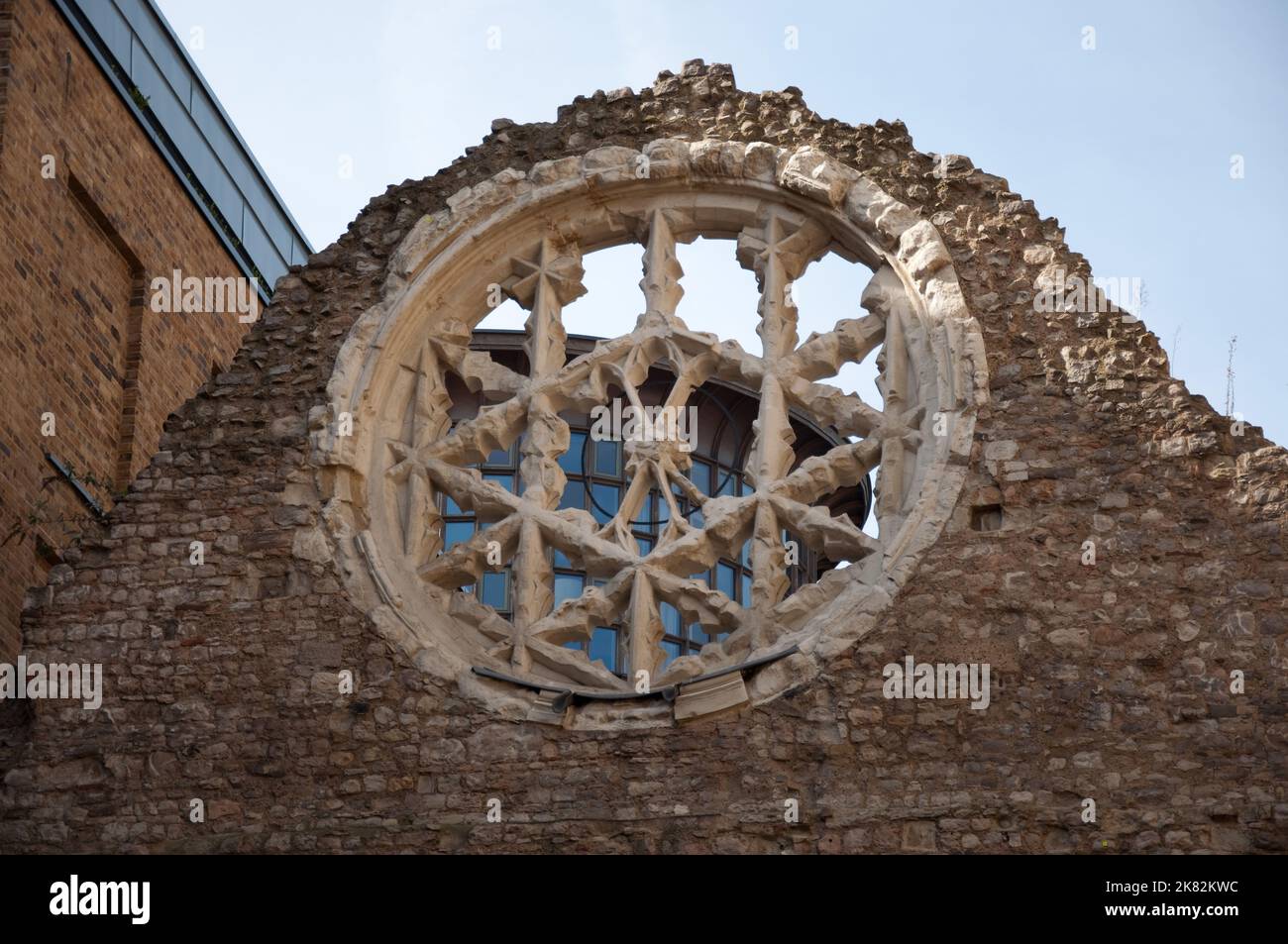 Rose window, ruines du palais des évêques de Winchester, Southwark, Londres, Royaume-Uni - Southwark peut être considéré comme une extension de la ville de Londres. Banque D'Images