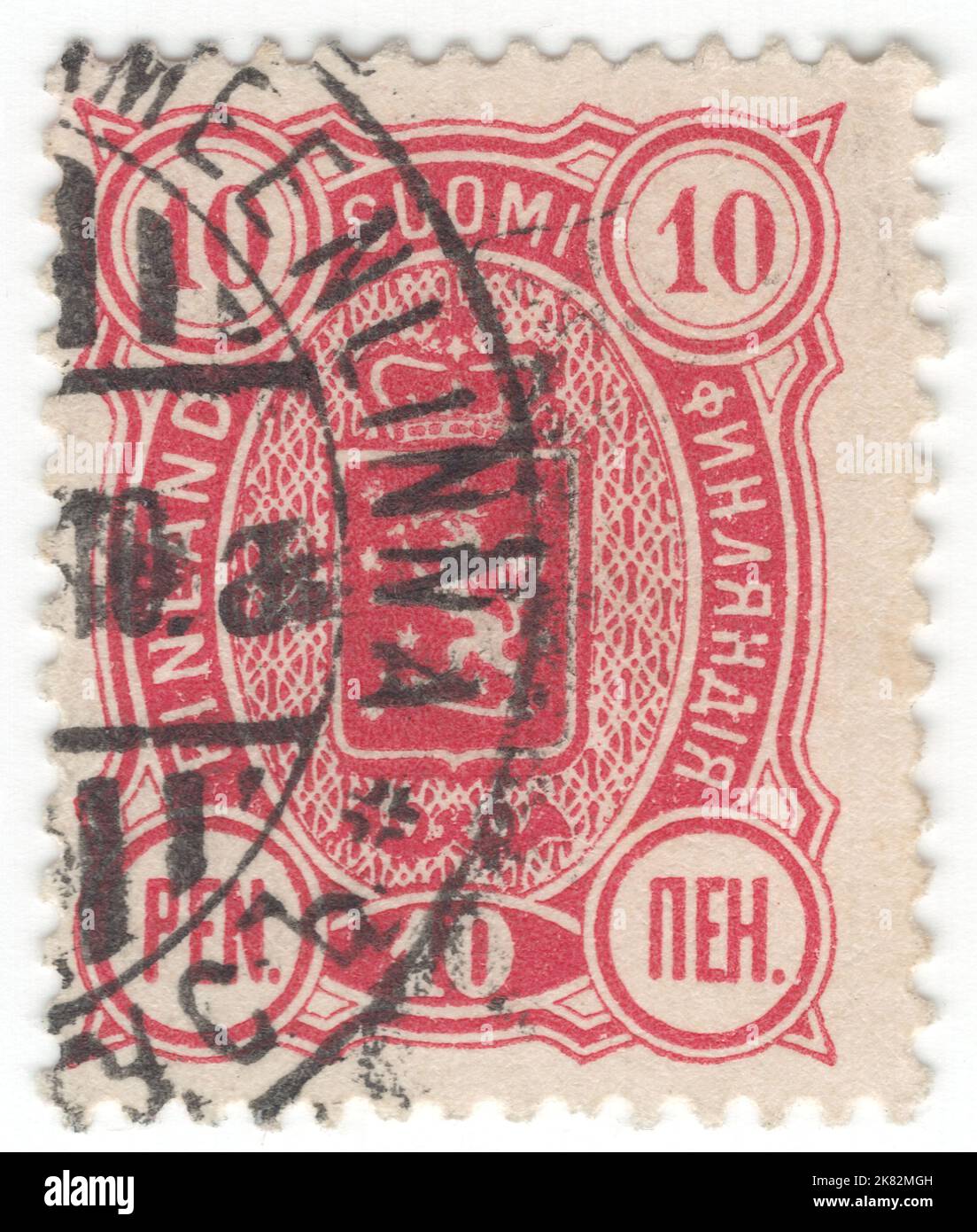 FINLANDE - 1890: Timbre-poste de 10 penni carmin représentant des armoiries et des cornes de poteau dans un cadre ovale Banque D'Images