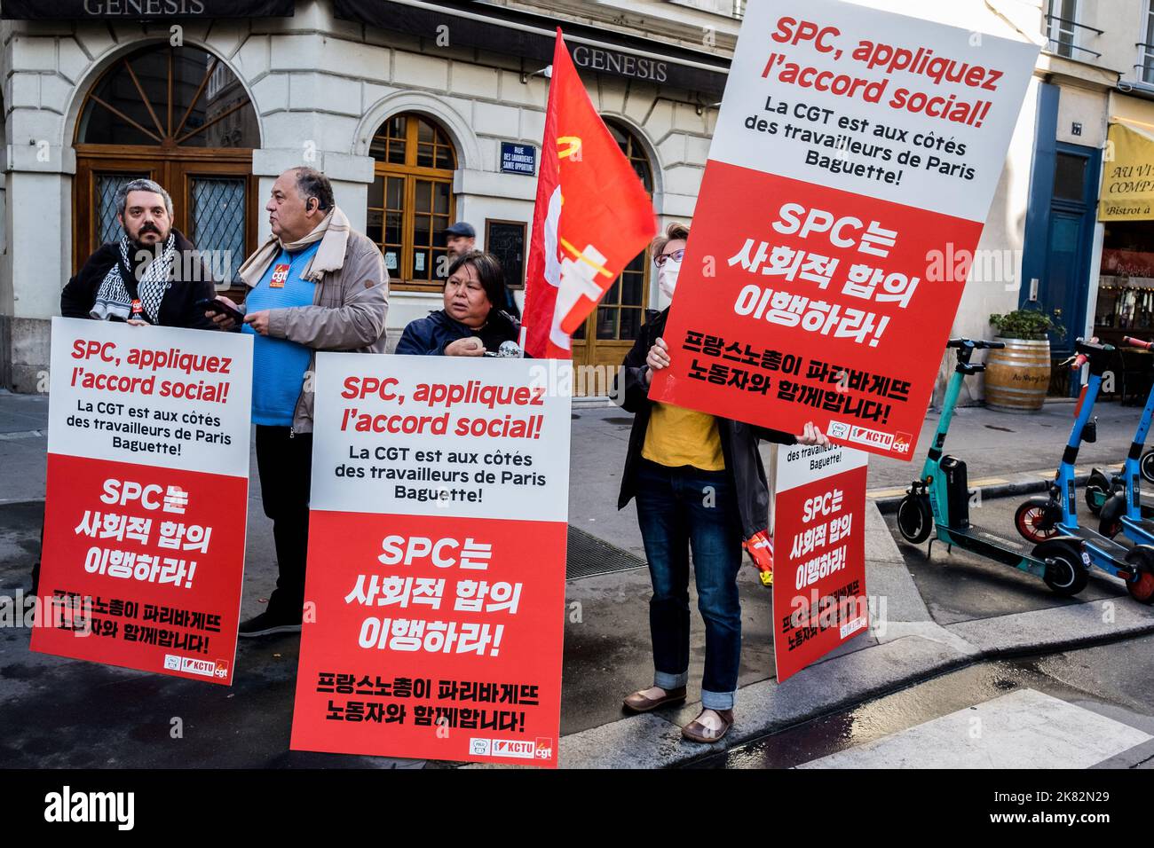 Paris, France. 20th octobre 2022. Rassemblement de la CGT de Paris devant Paris Baguette pour la Journée mondiale des droits des salariés de la société coréenne SPC, propriétaire de la marque Paris Baguette. Paris, France sur 20 octobre 2022. Les manifestants ont rendu hommage à un travailleur coréen décédé alors qu'il travaillait en Corée sur 15 octobre. Photo de Pierrick Villette/ABACAPRESS.COM crédit: Abaca Press/Alay Live News Banque D'Images