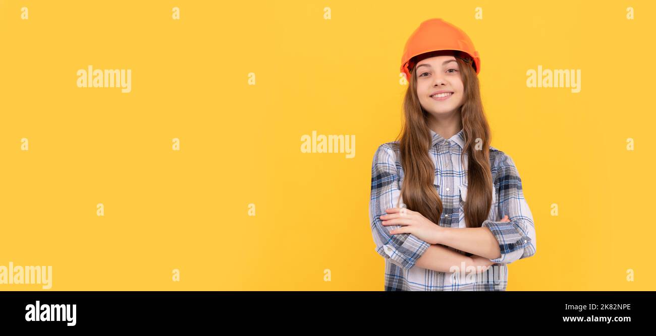 les mains croisées. le travailleur heureux de l'enfant porte un casque. développement de l'enfance. bonne journée de travail. Enfant en forme d'affiche horizontale de casque de chantier. En-tête de bannière Banque D'Images